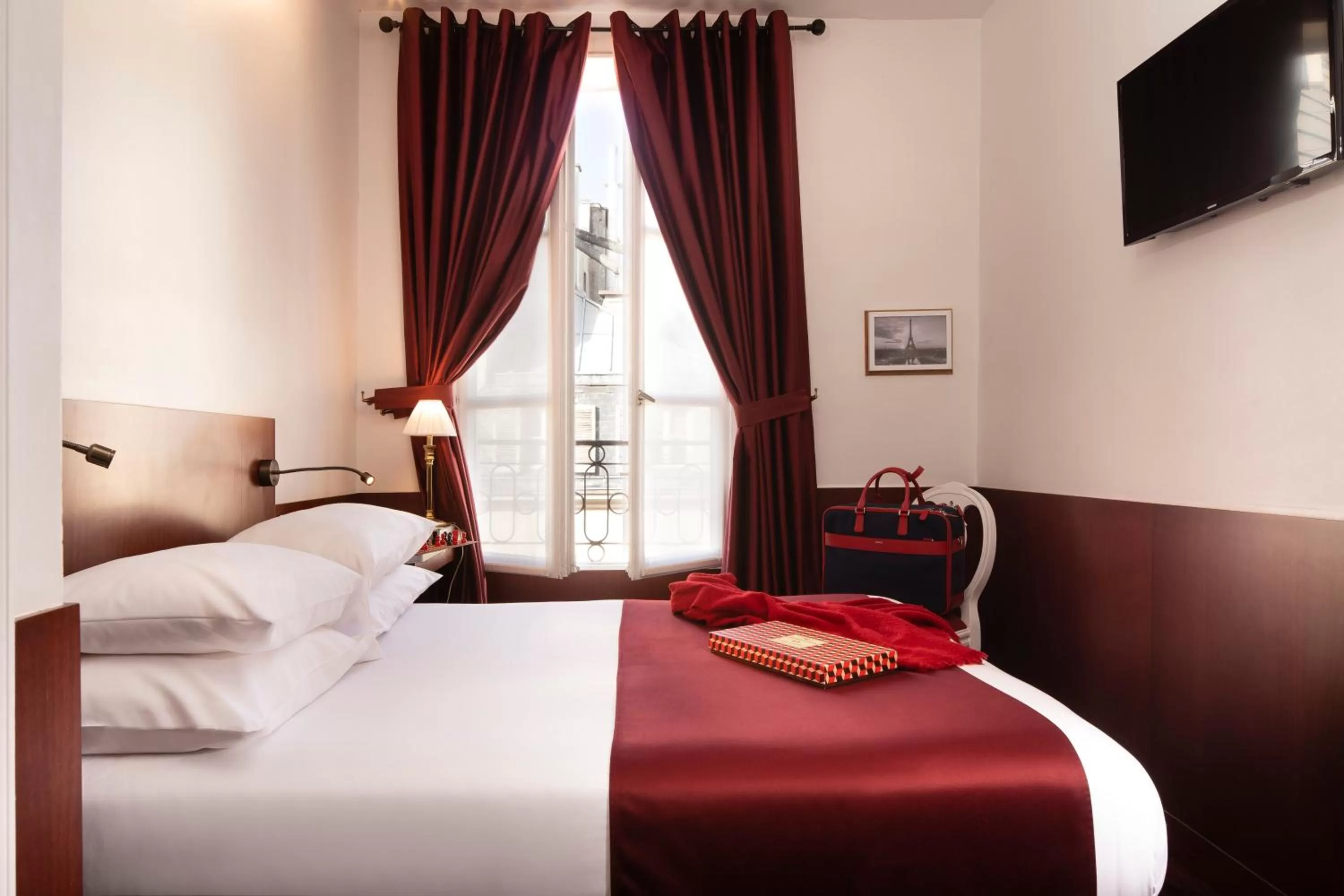 Bedroom, Bed in Odeon Hotel