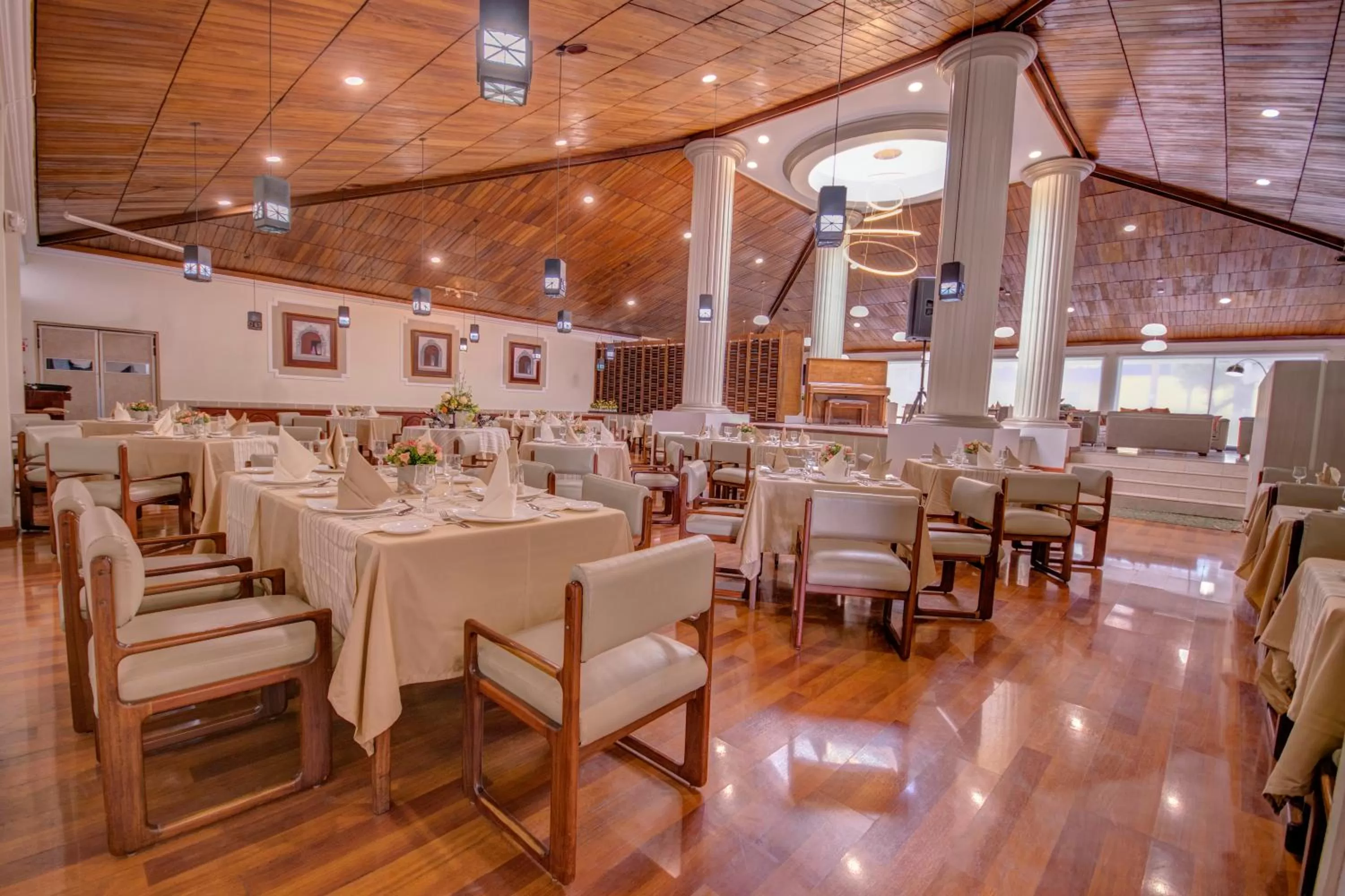 Restaurant/places to eat in Hotel Ajavi