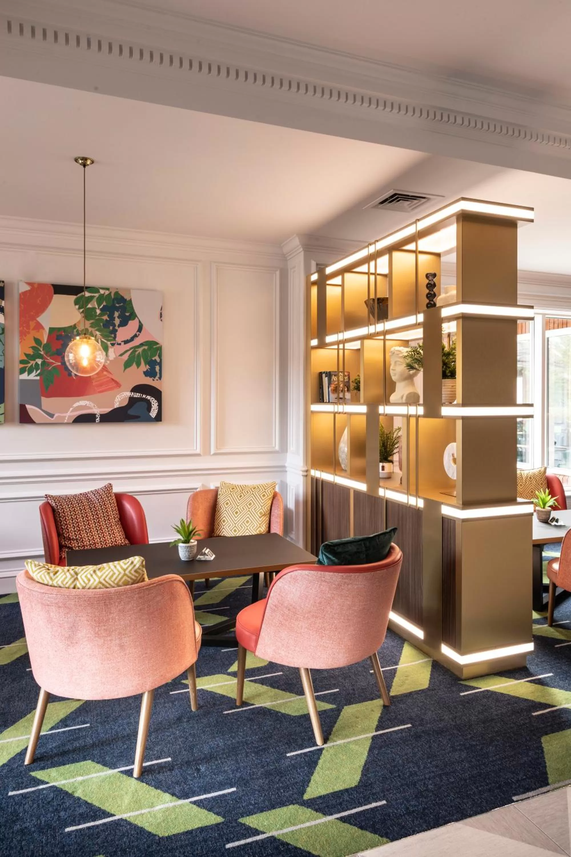 Lounge or bar in Holiday Inn Guildford by IHG