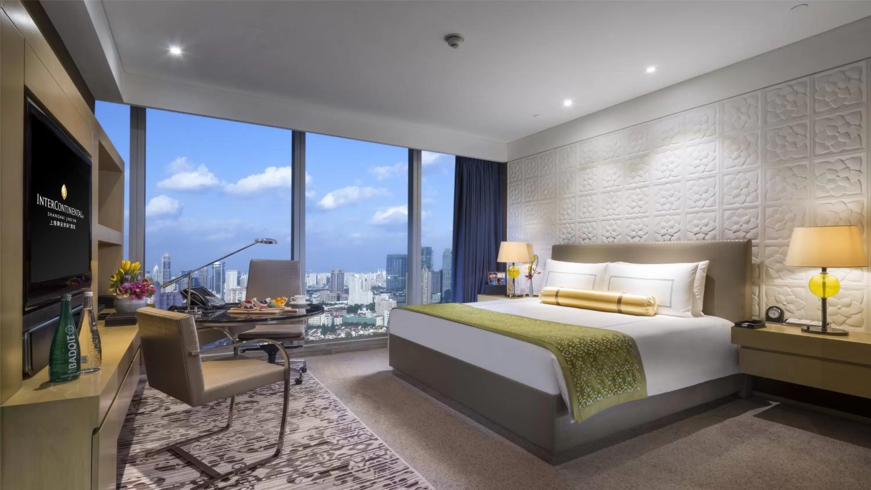 Photo of the whole room, Bed in InterContinental Shanghai Jing' An by IHG