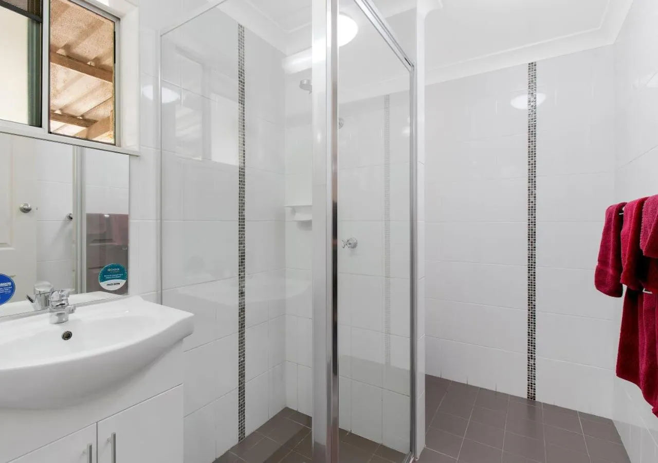 Bathroom in Econo Lodge Alabaster