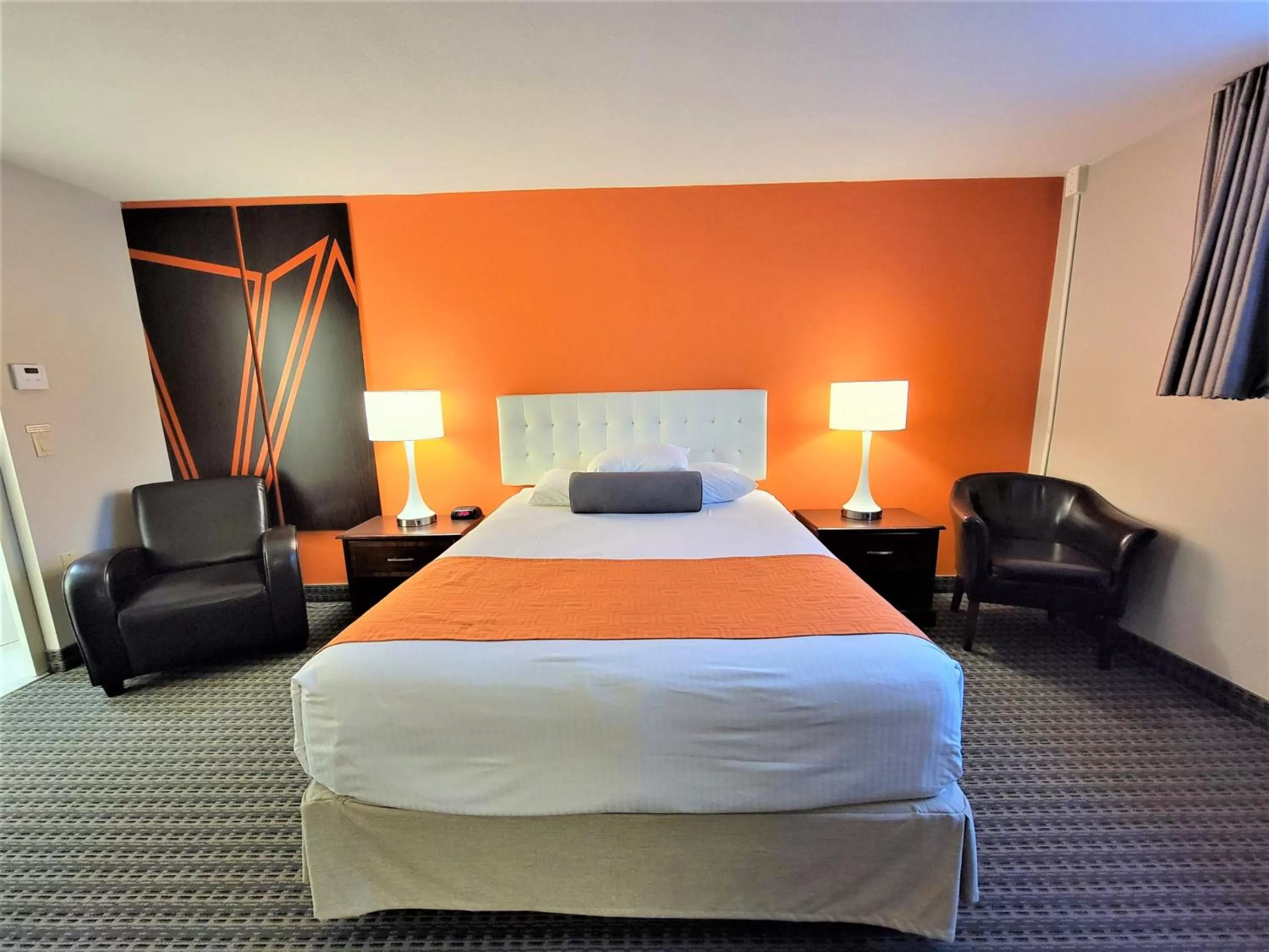 Bed in Howard Johnson by Wyndham Gravenhurst