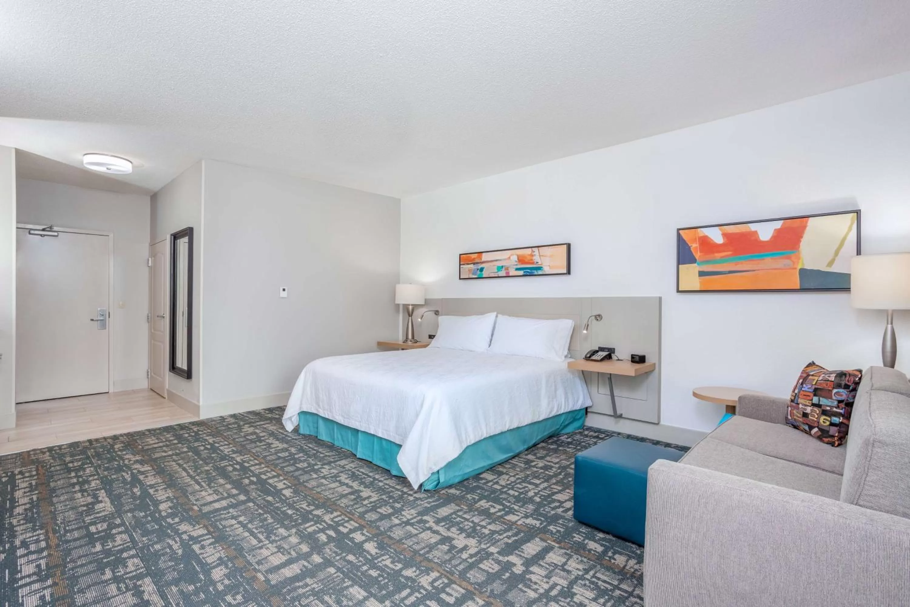 Bed in Hilton Garden Inn Cincinnati/Sharonville