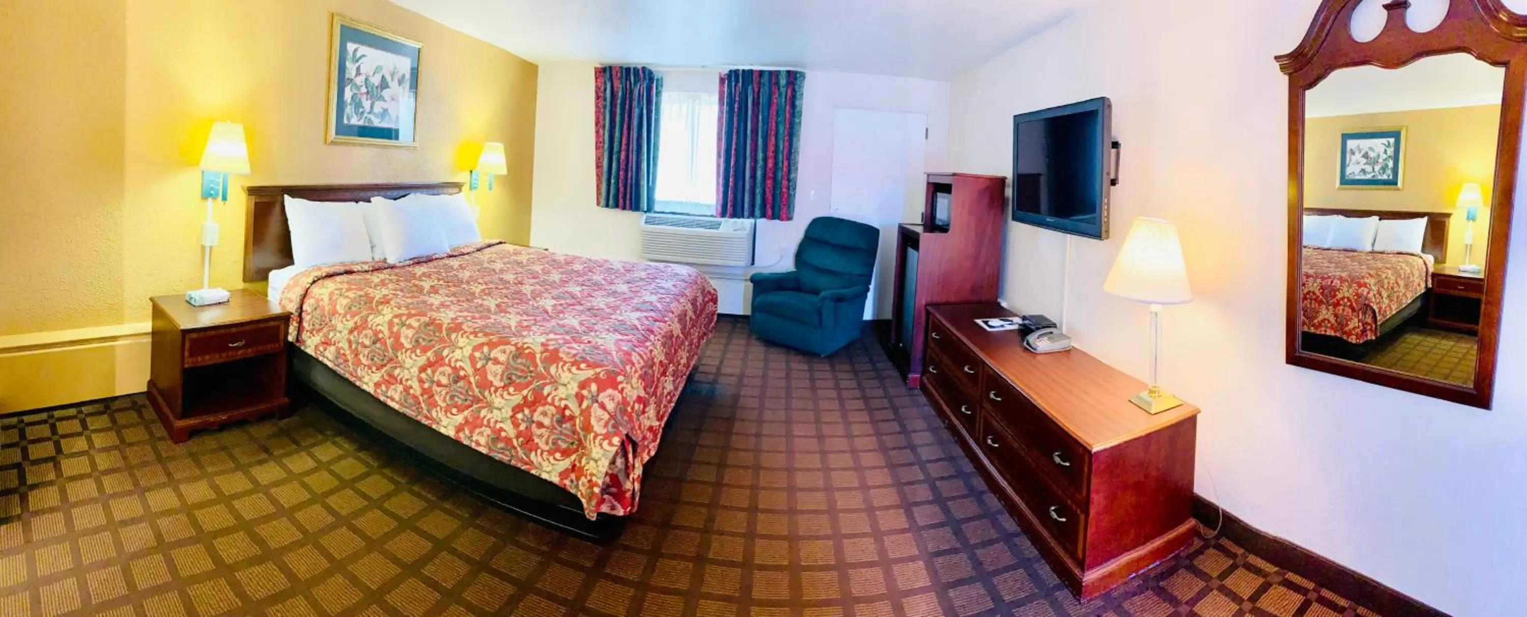 Photo of the whole room, Bed in EastGate Inn