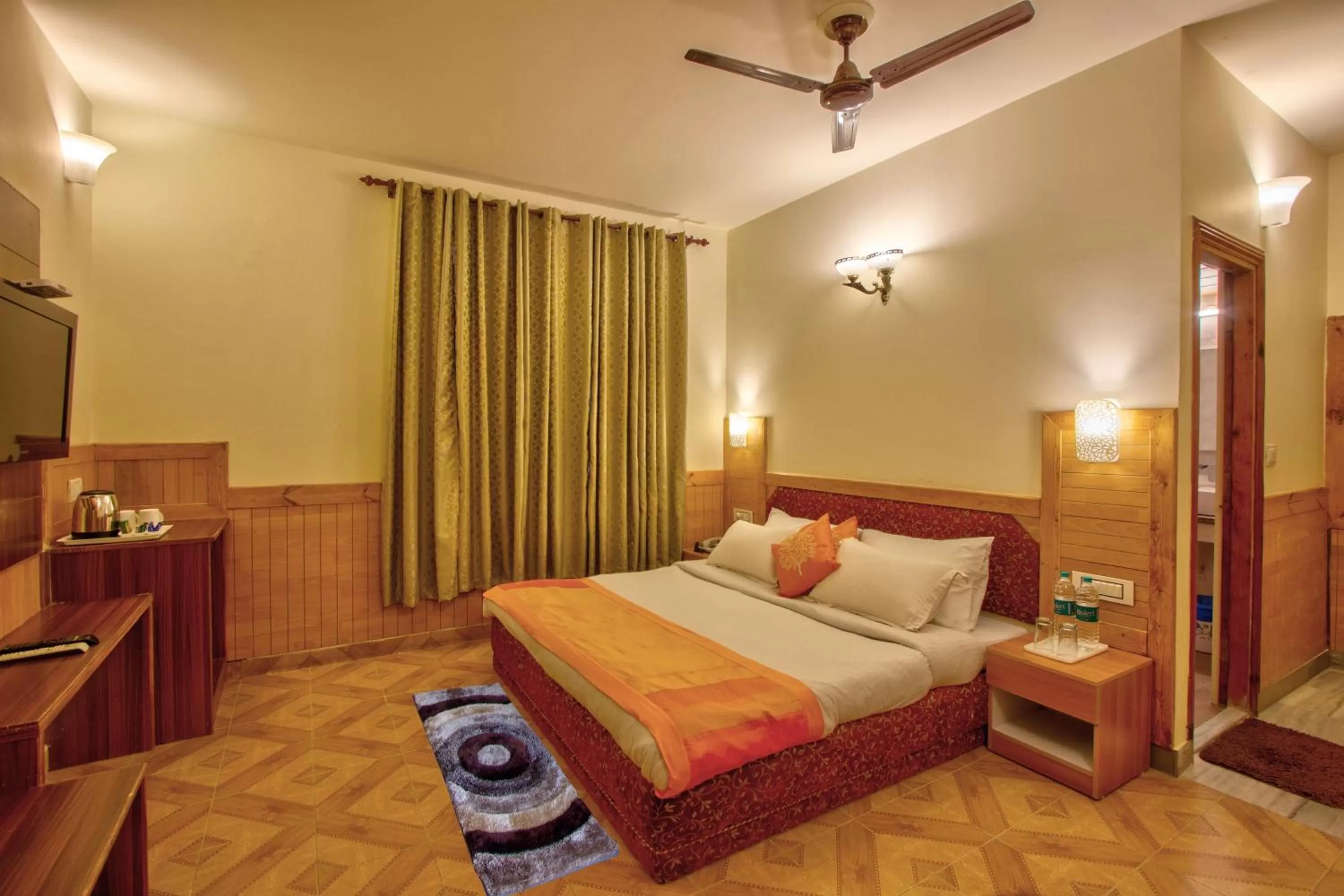 Photo of the whole room, Bed in Woodstock Inn Manali 800 Mtrs from Mall Road