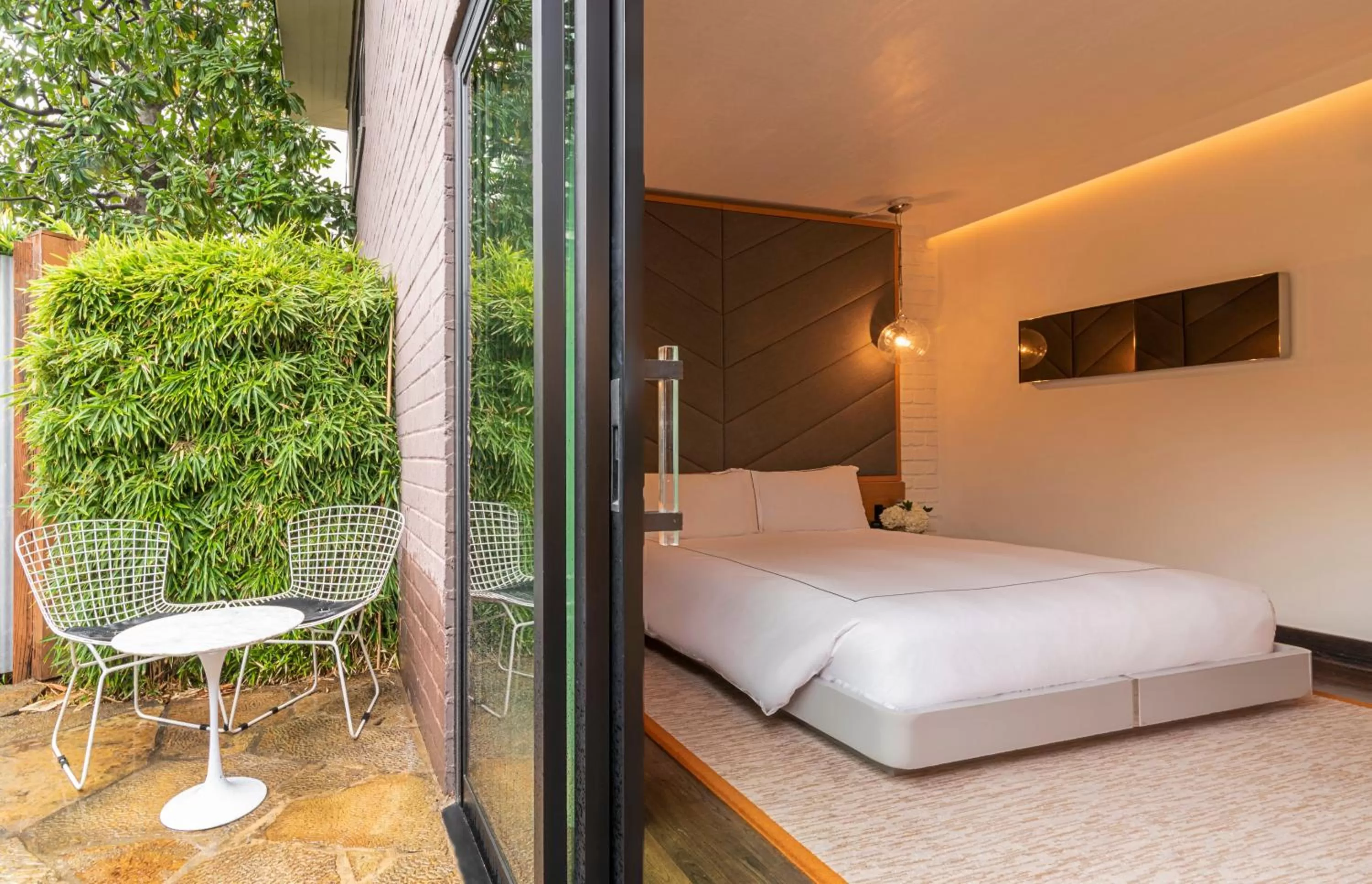 Patio, Bed in The Hollywood Roosevelt