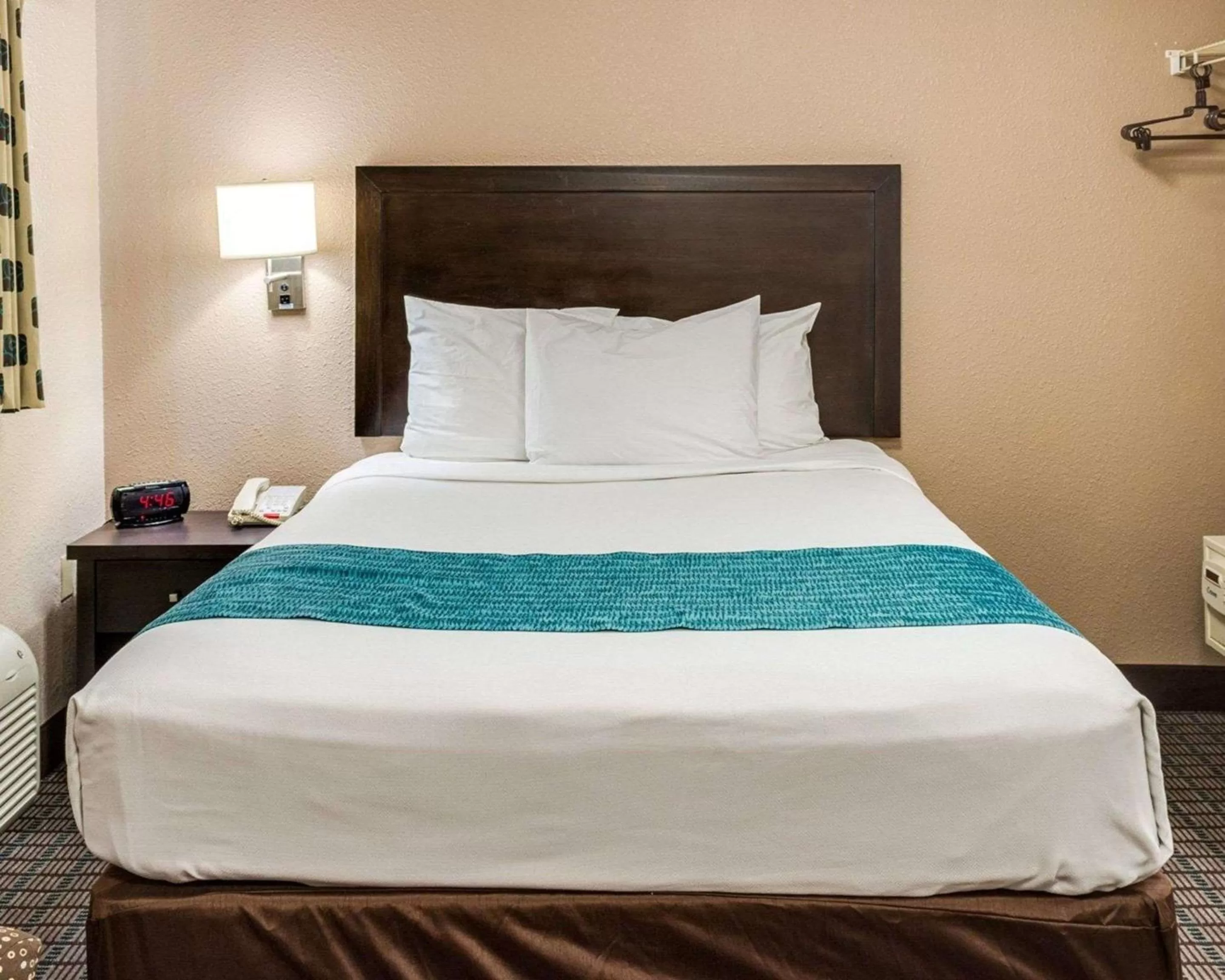 Photo of the whole room, Bed in Suburban Studios Avondale