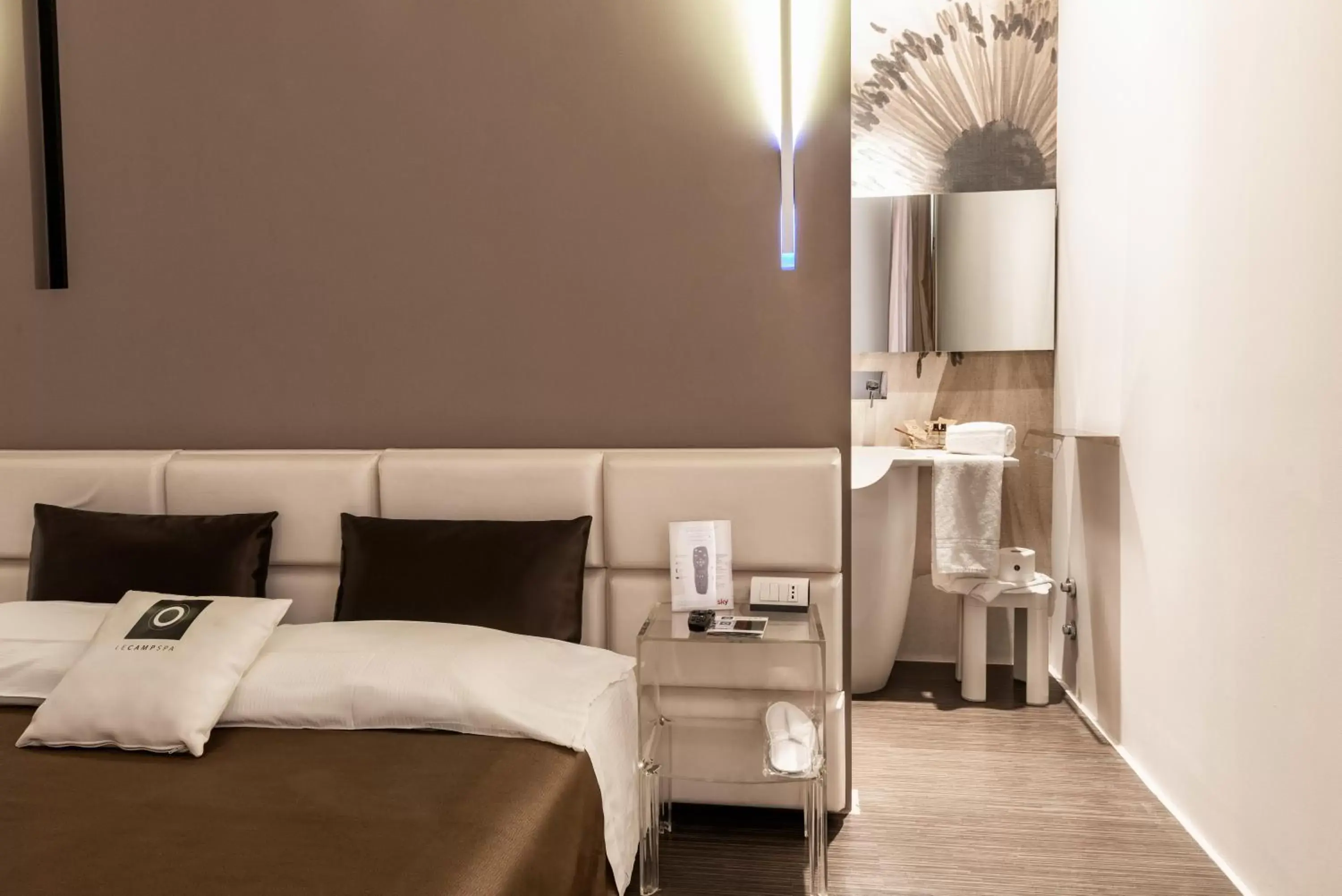 Single Room with King Size Bed and Balcony in Le Camp Suite & Spa Single Room with King Size Bed and Balcony in Le Camp Suite & Spa