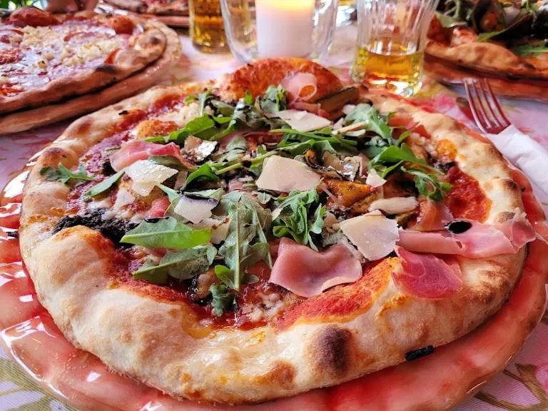 Restaurant/places to eat in Höckner Plaza Hotel