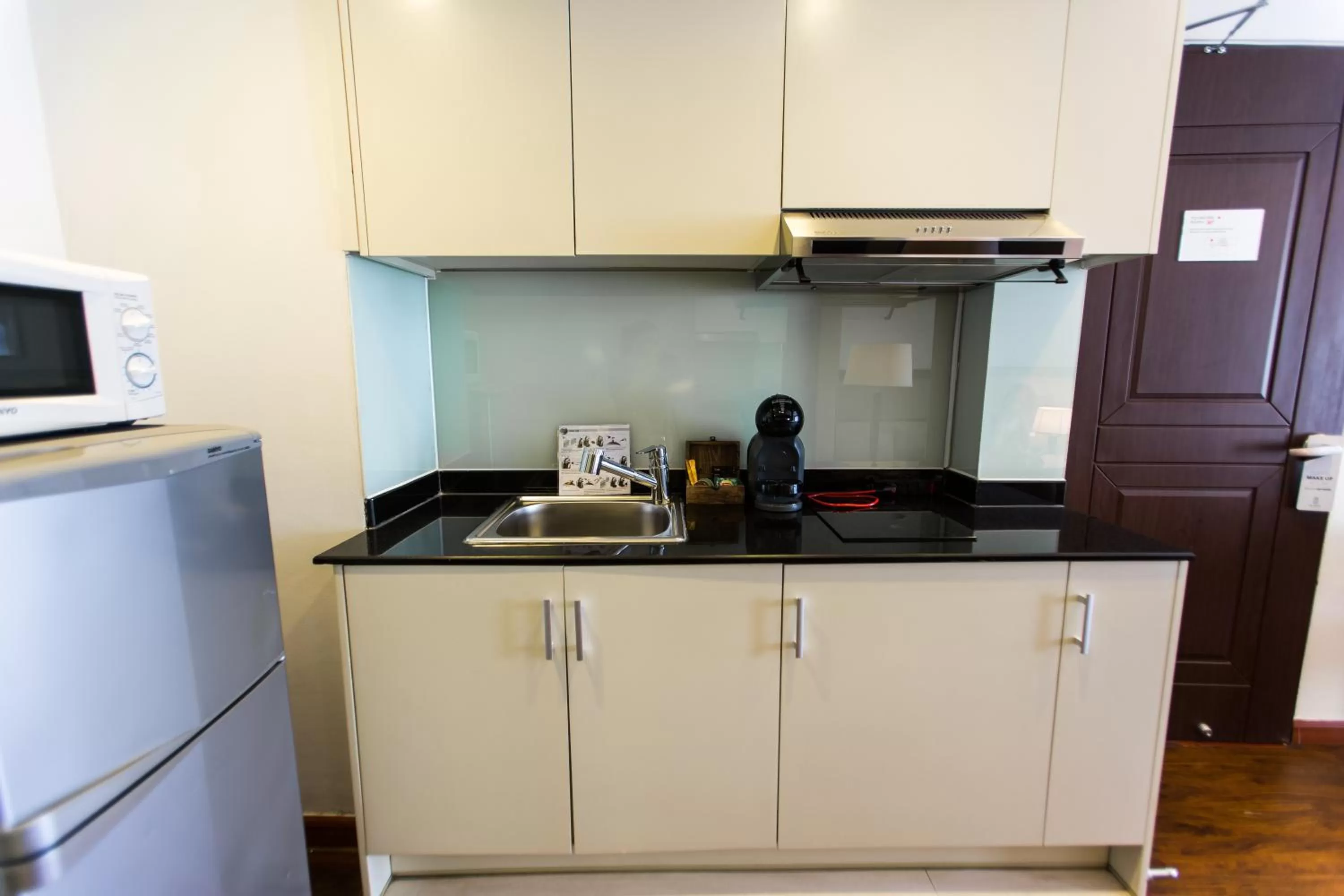 Kitchen or kitchenette in The Alcove Library Hotel