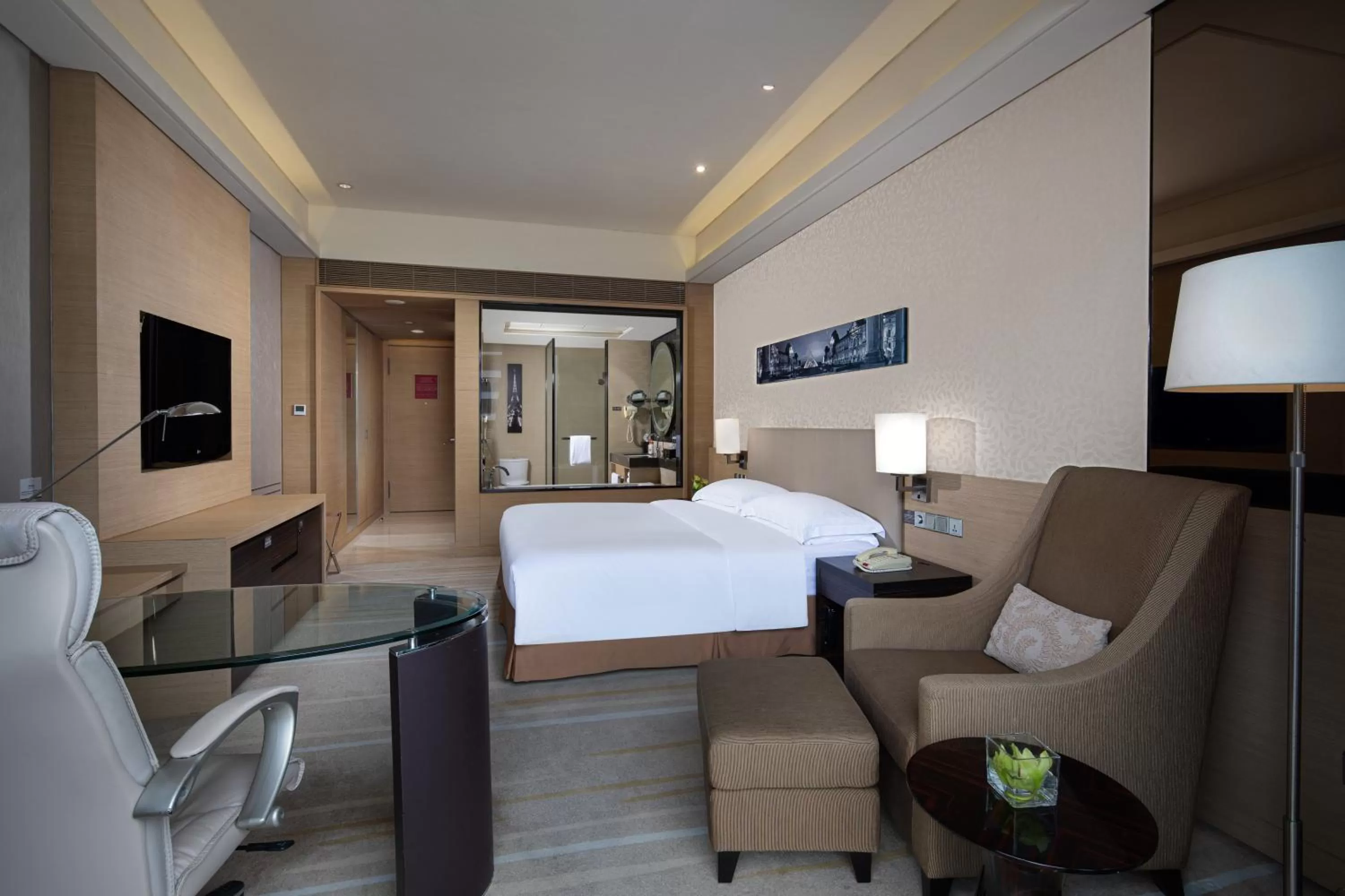 Photo of the whole room, Bed in Crowne Plaza Guangzhou Huadu by IHG