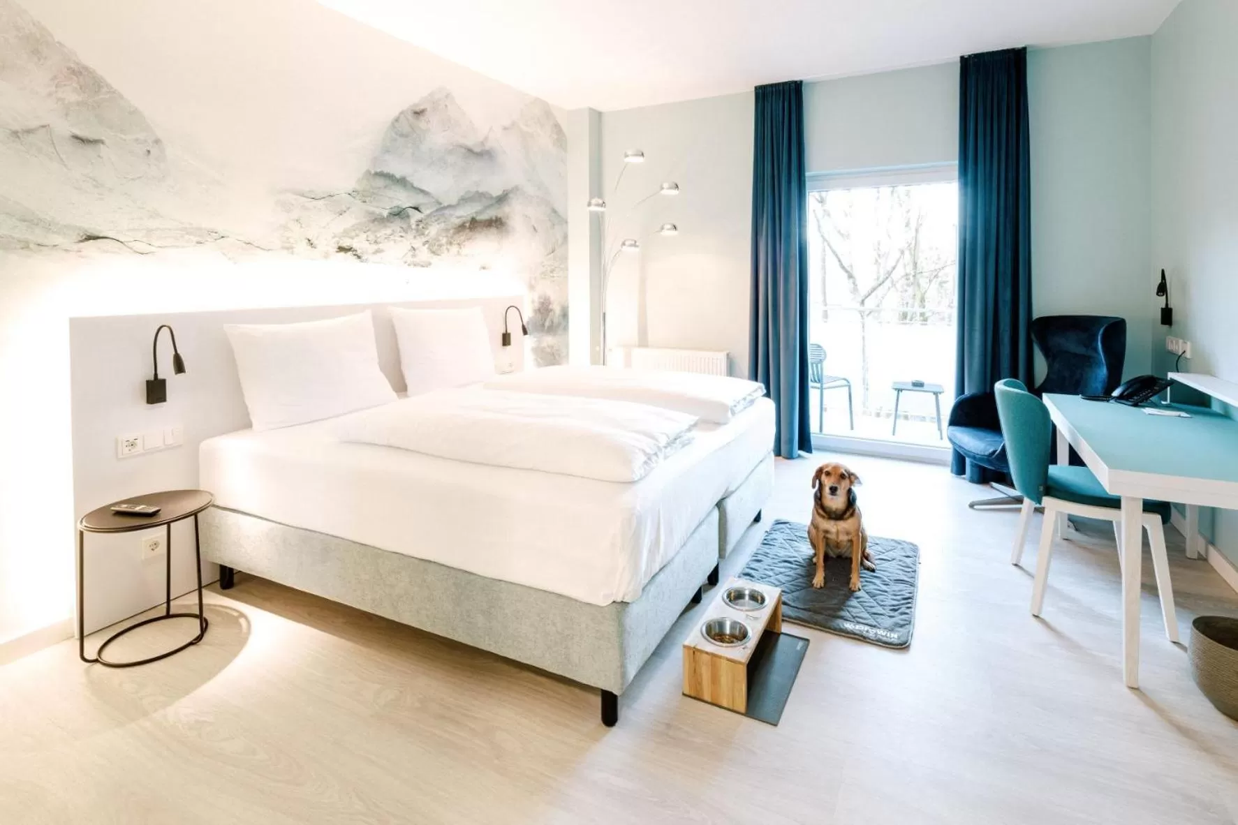 Pets, Bed in Hotel am Zoo