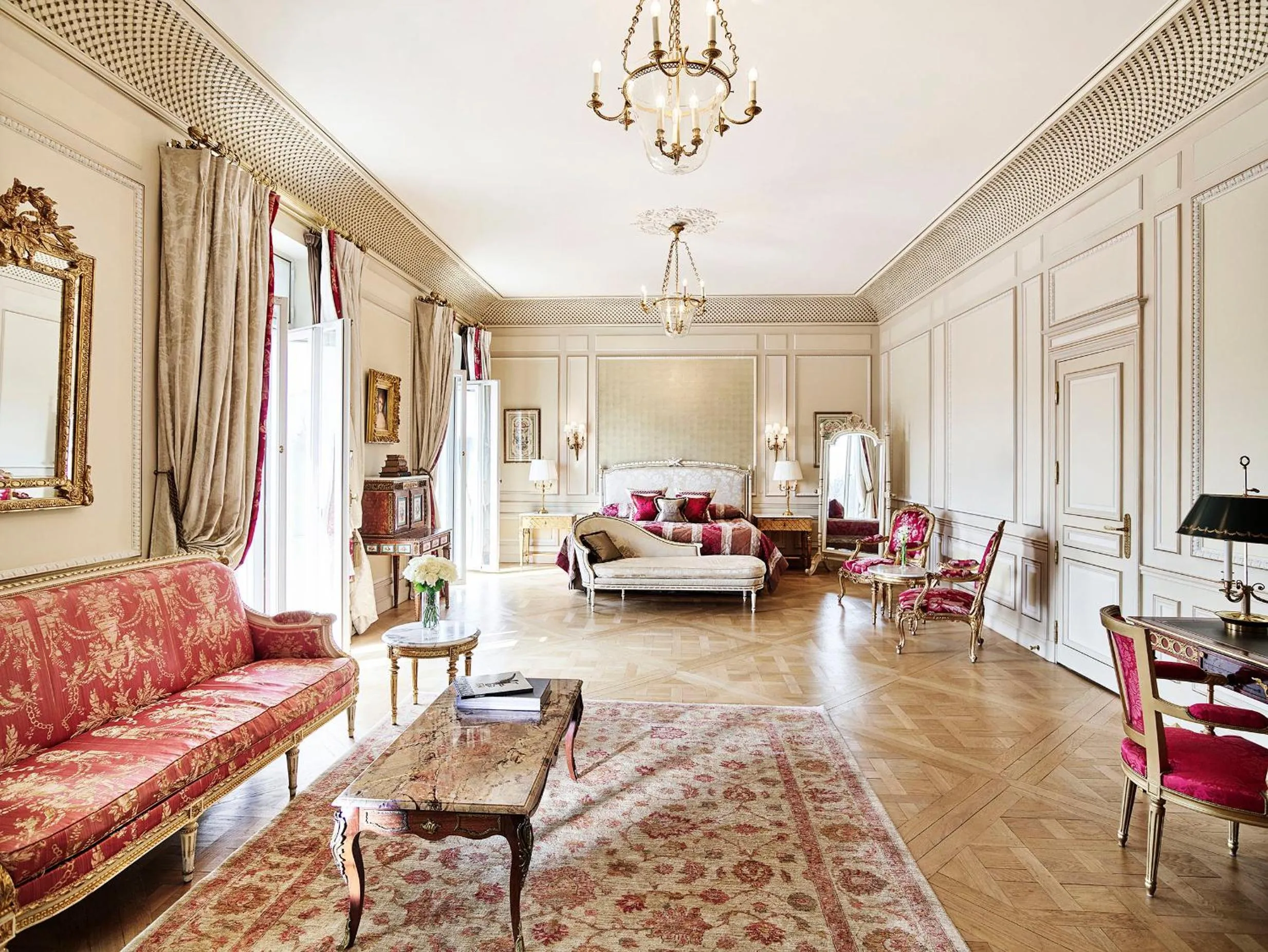 Bedroom in Le Meurice – Dorchester Collection