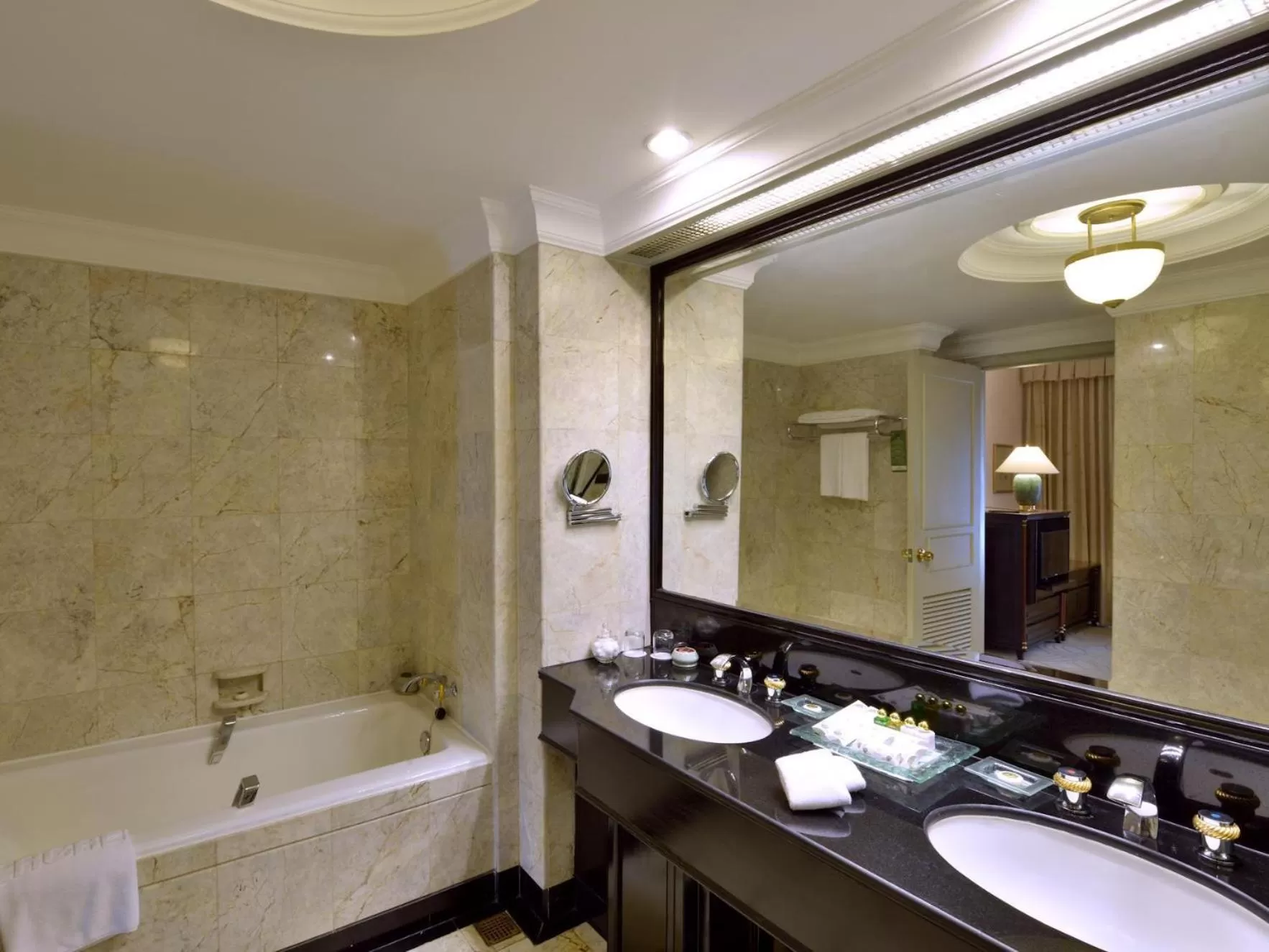 Bathroom in Evergreen Laurel Hotel Bangkok