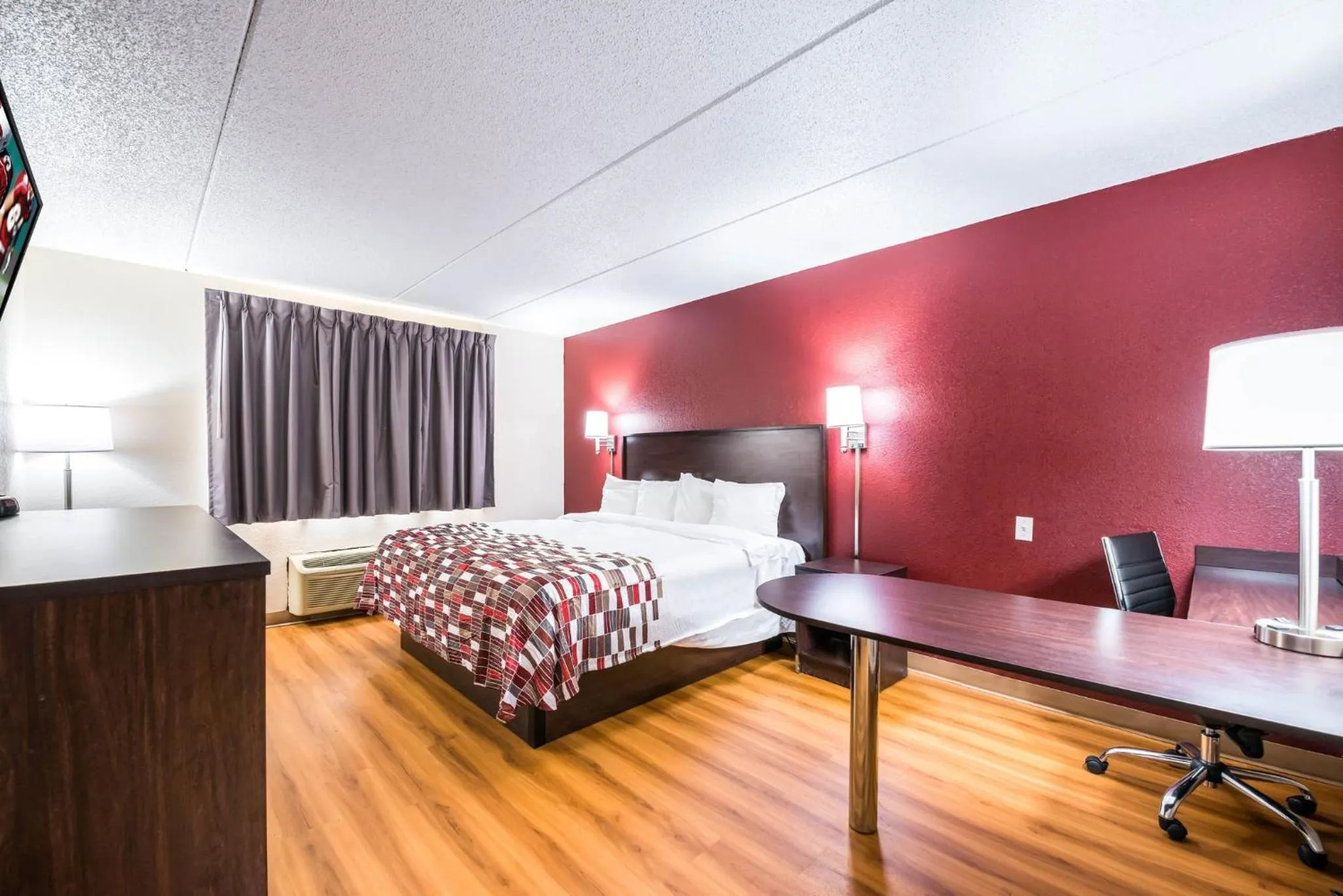 Bedroom in Red Roof Inn Palatine