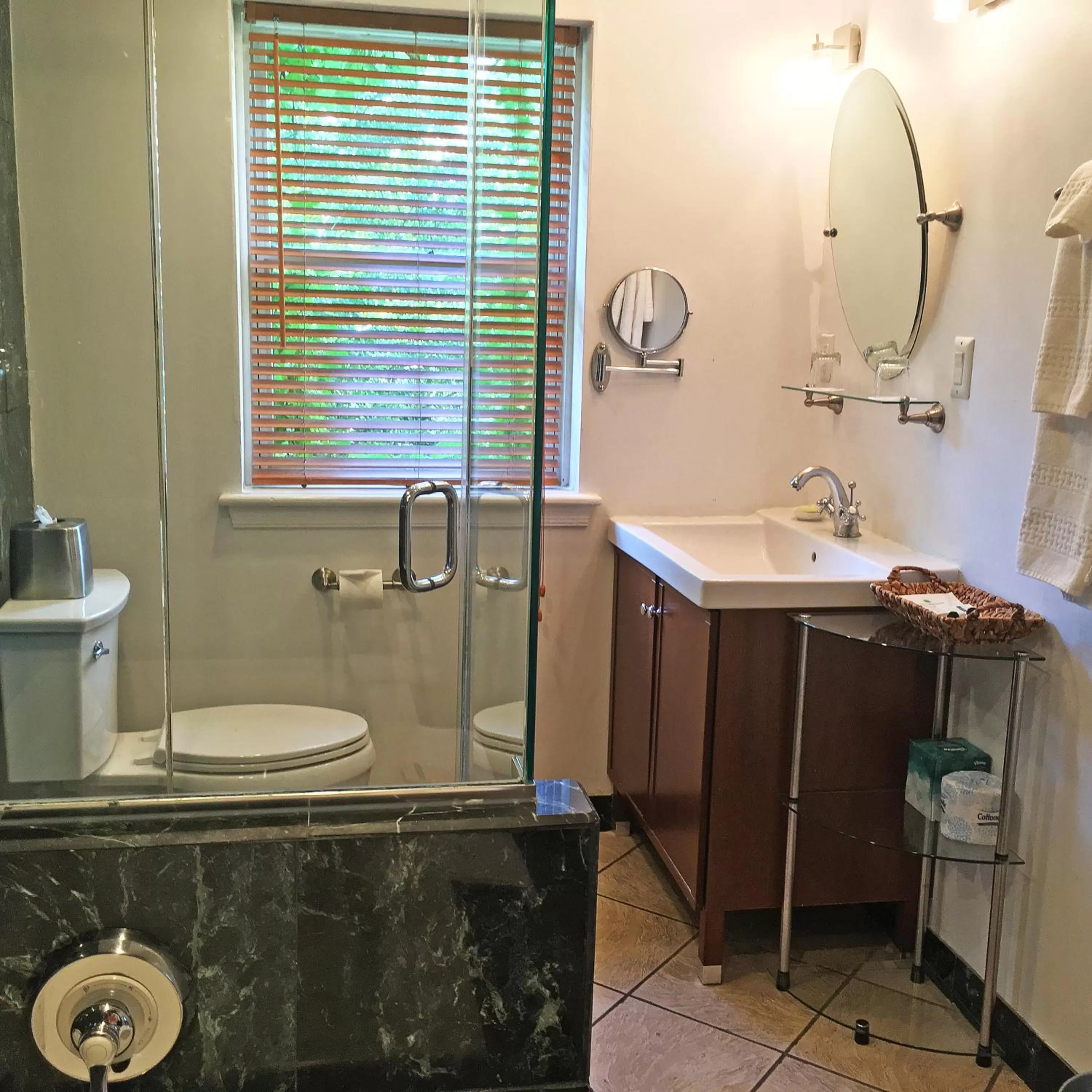 Shower in Morris House Hotel