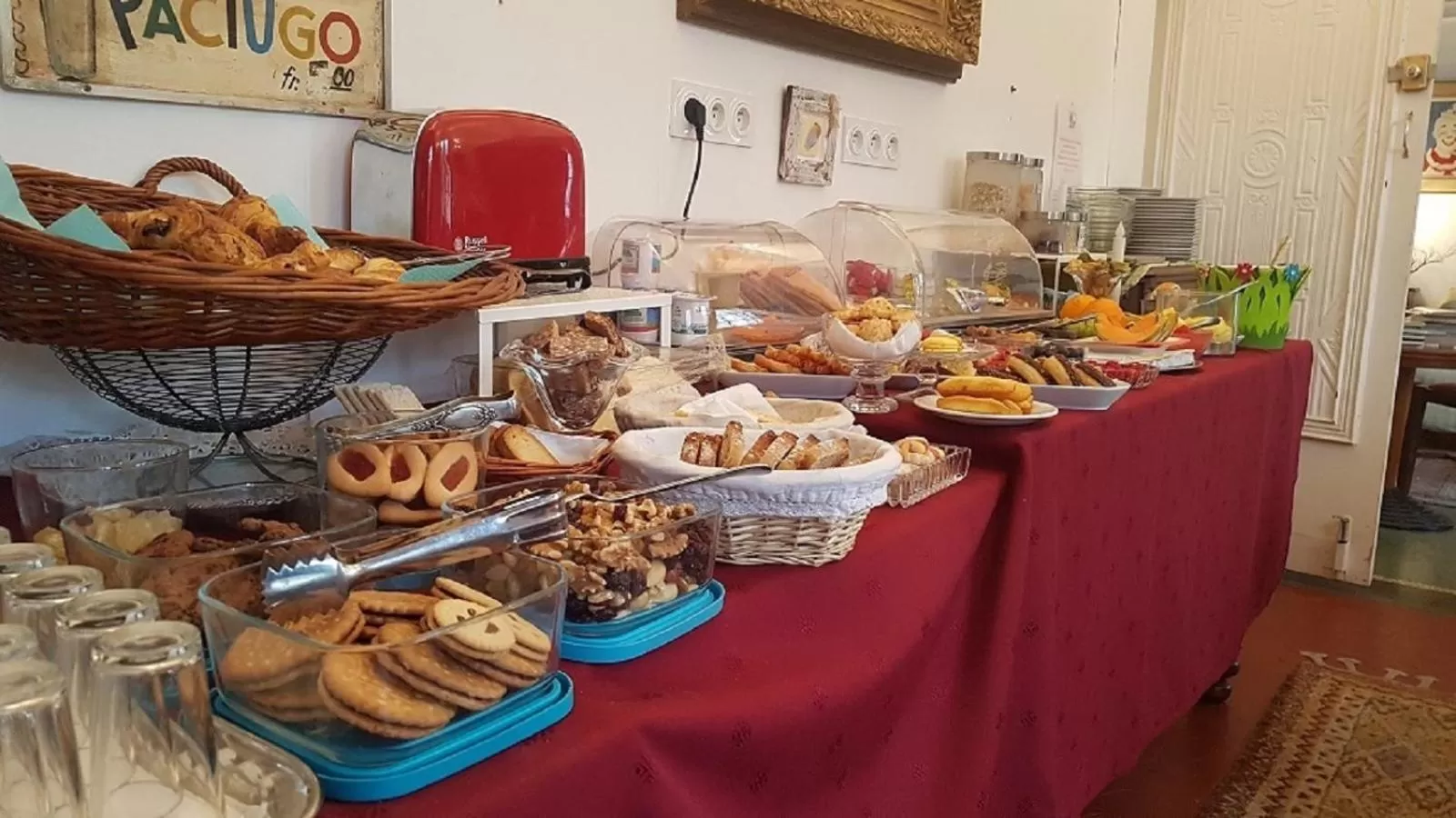 Buffet breakfast in Logis Hôtel Villa Victorine