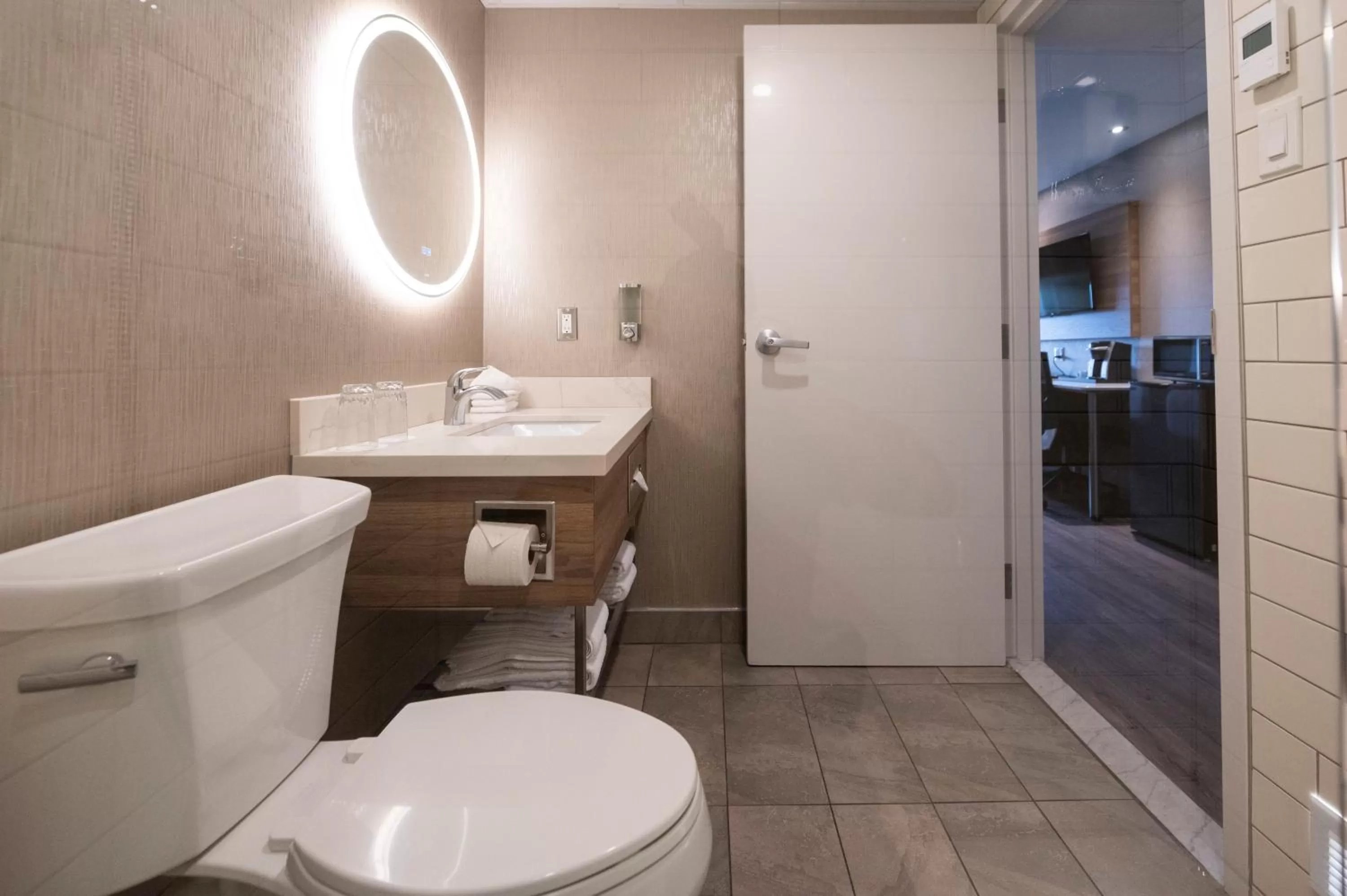 Bathroom in Hôtel & Suites Le Dauphin Québec