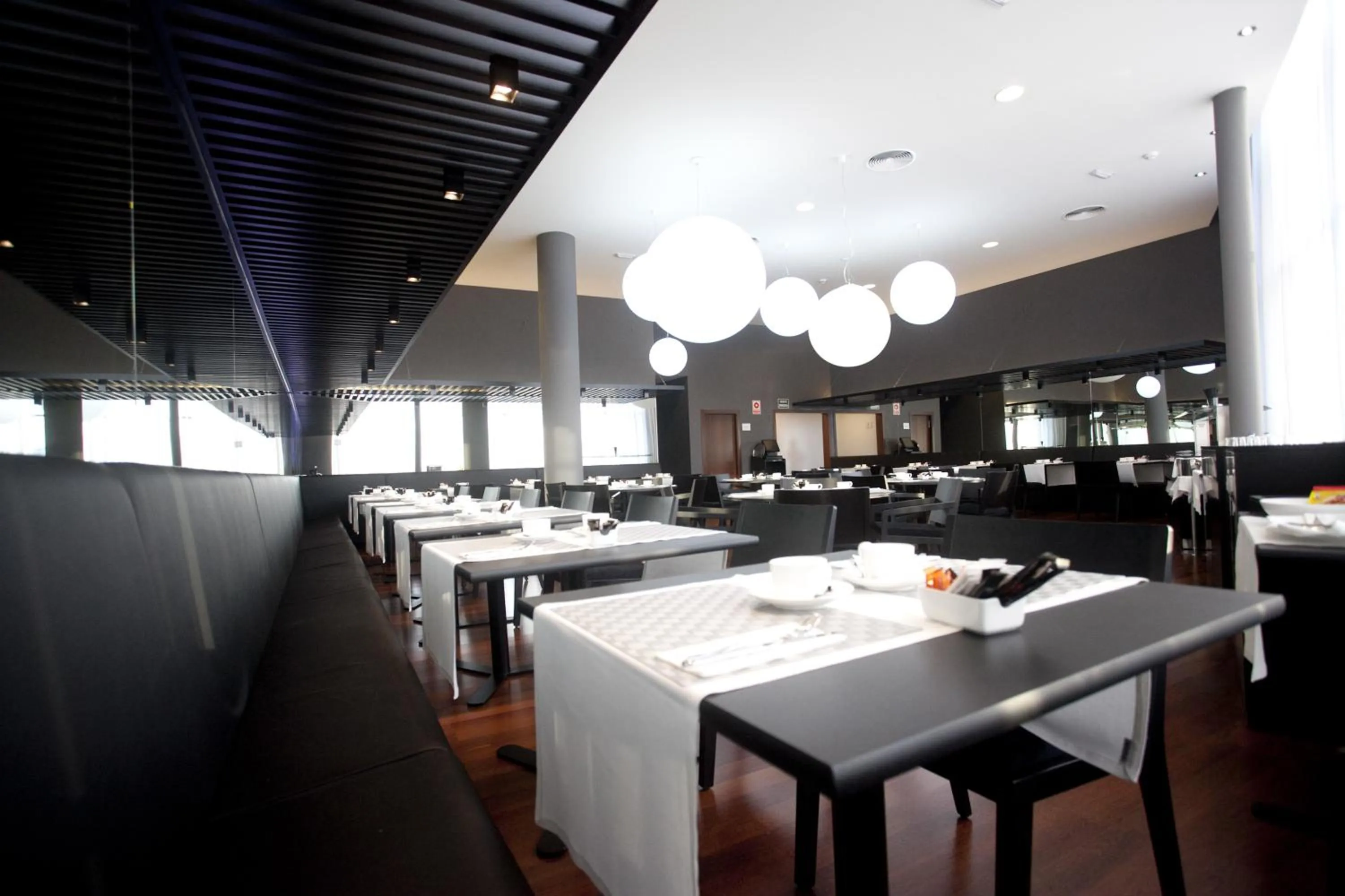 Restaurant/places to eat in Hotel Carris Marineda