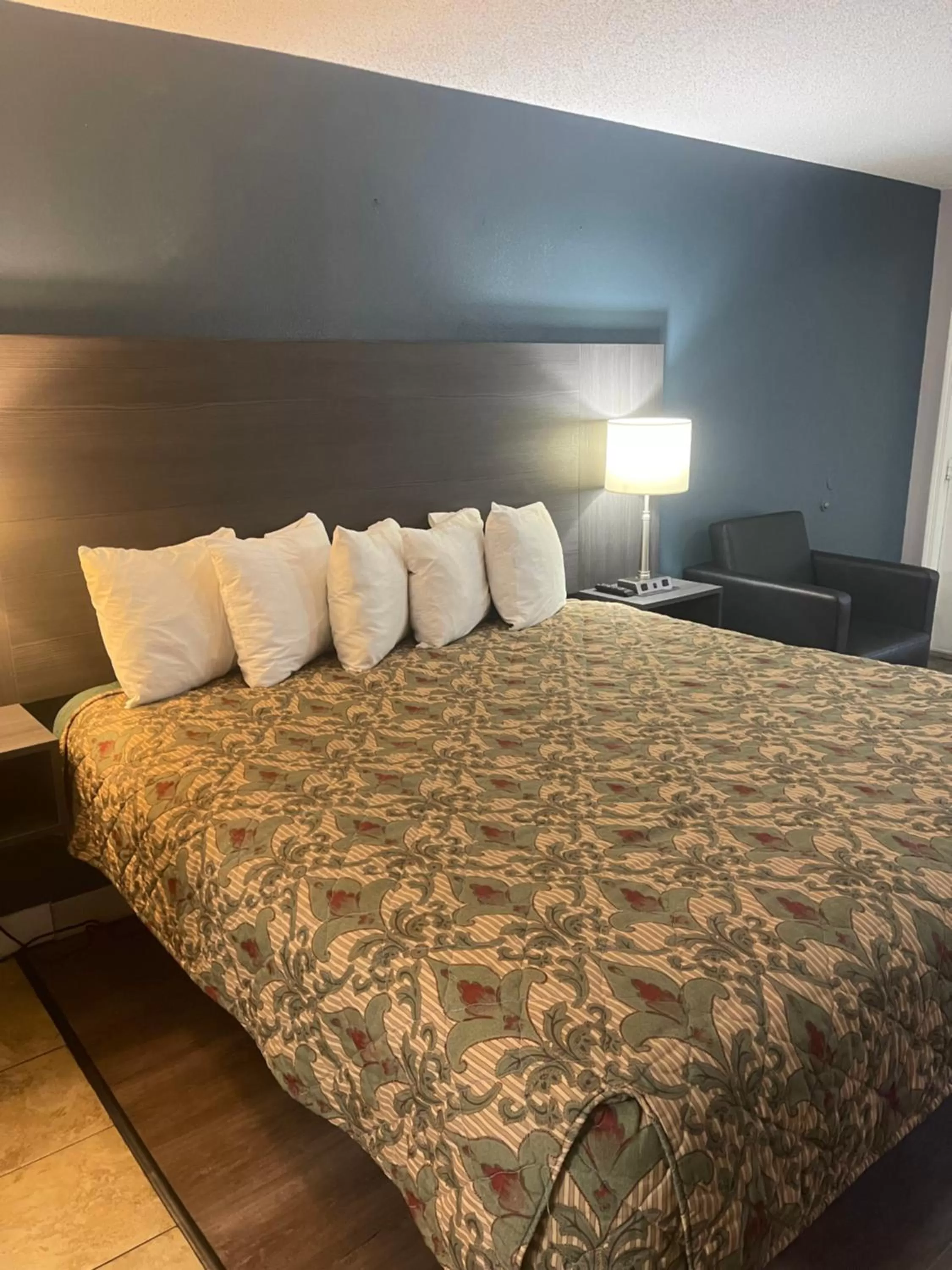 Bed in Days Inn by Wyndham Orange City/Deland