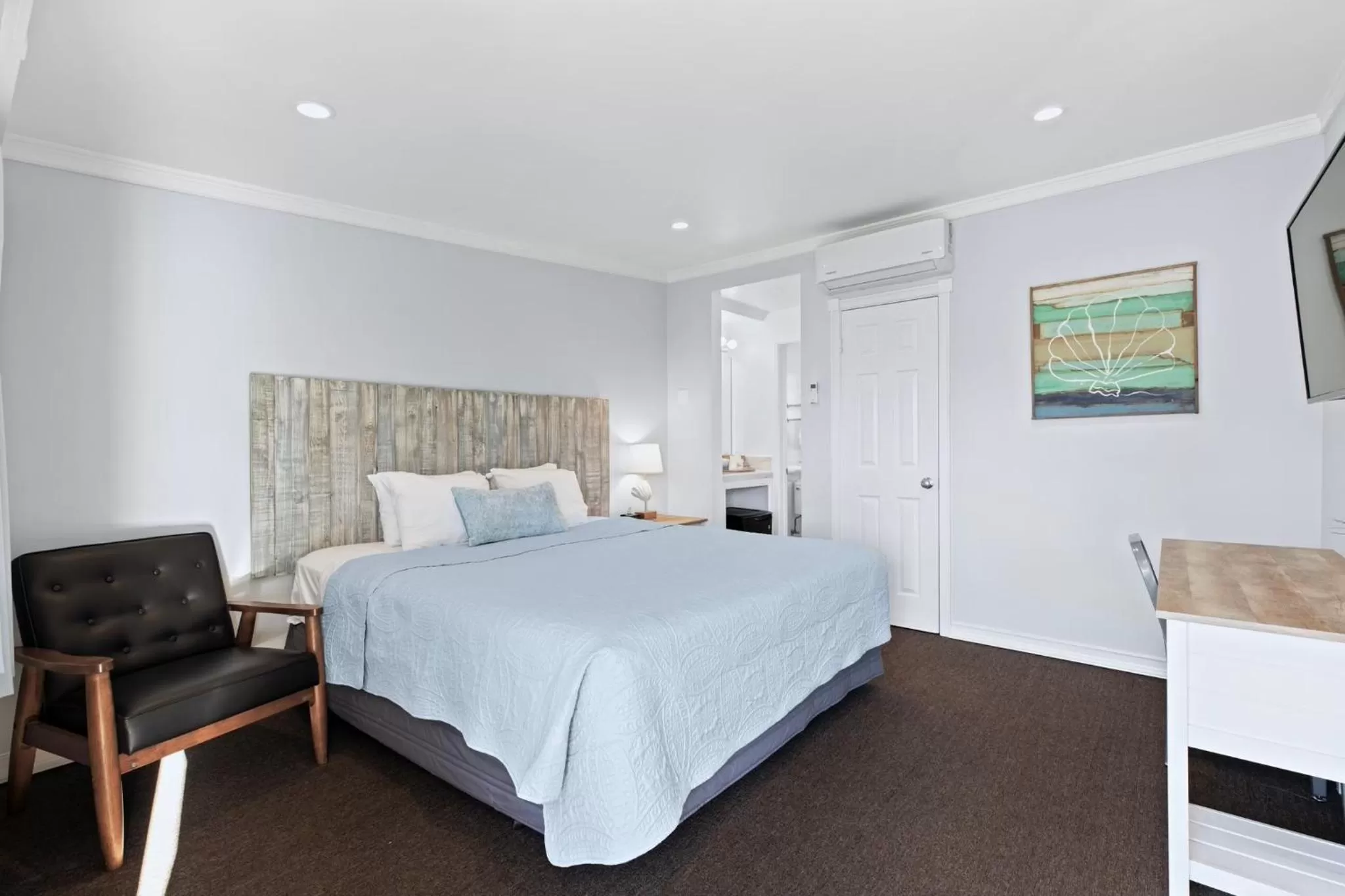 Bed in Ocean Lodge Santa Monica Beach Hotel