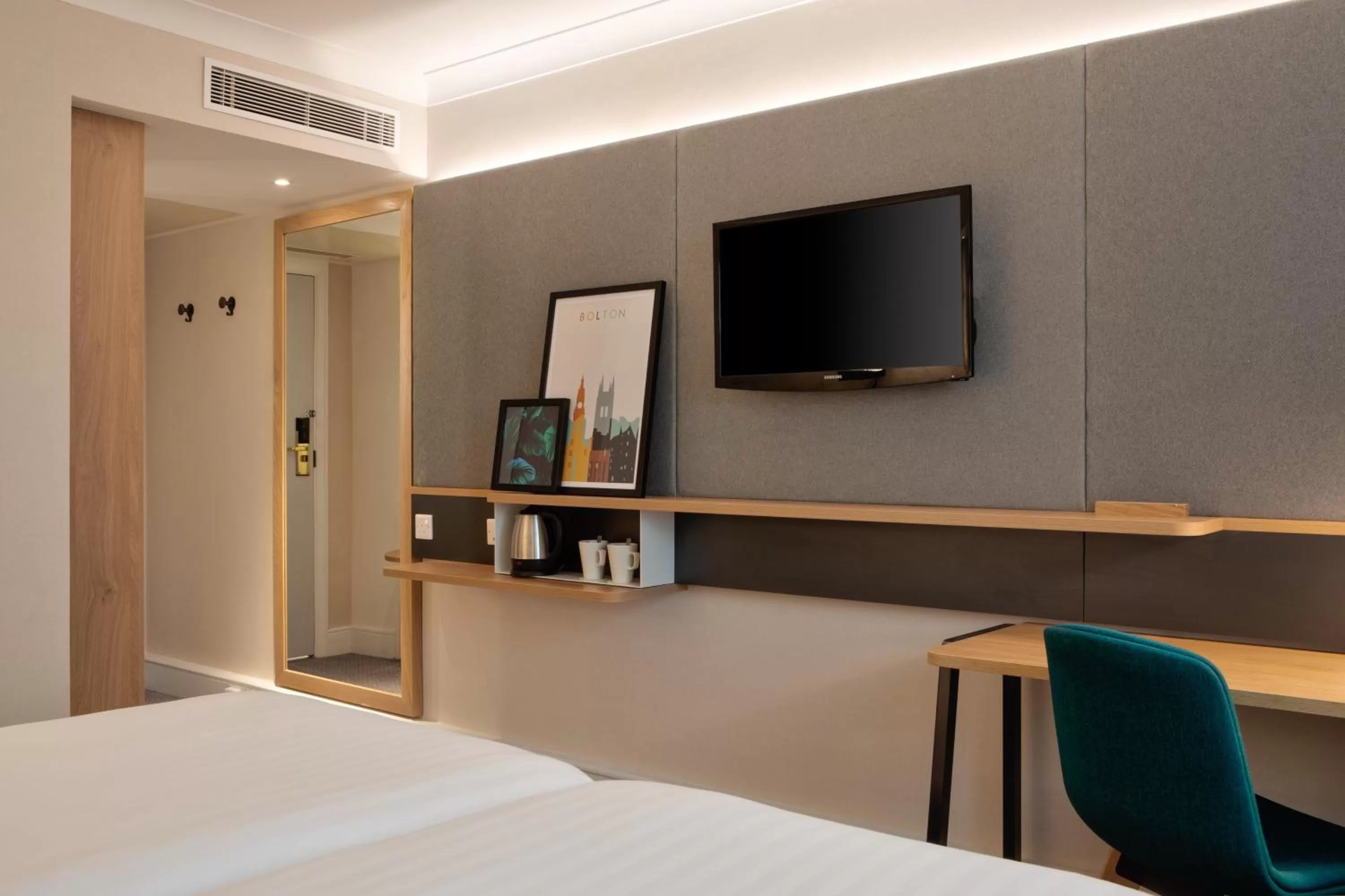 Photo of the whole room, Bed in Holiday Inn Bolton Centre by IHG