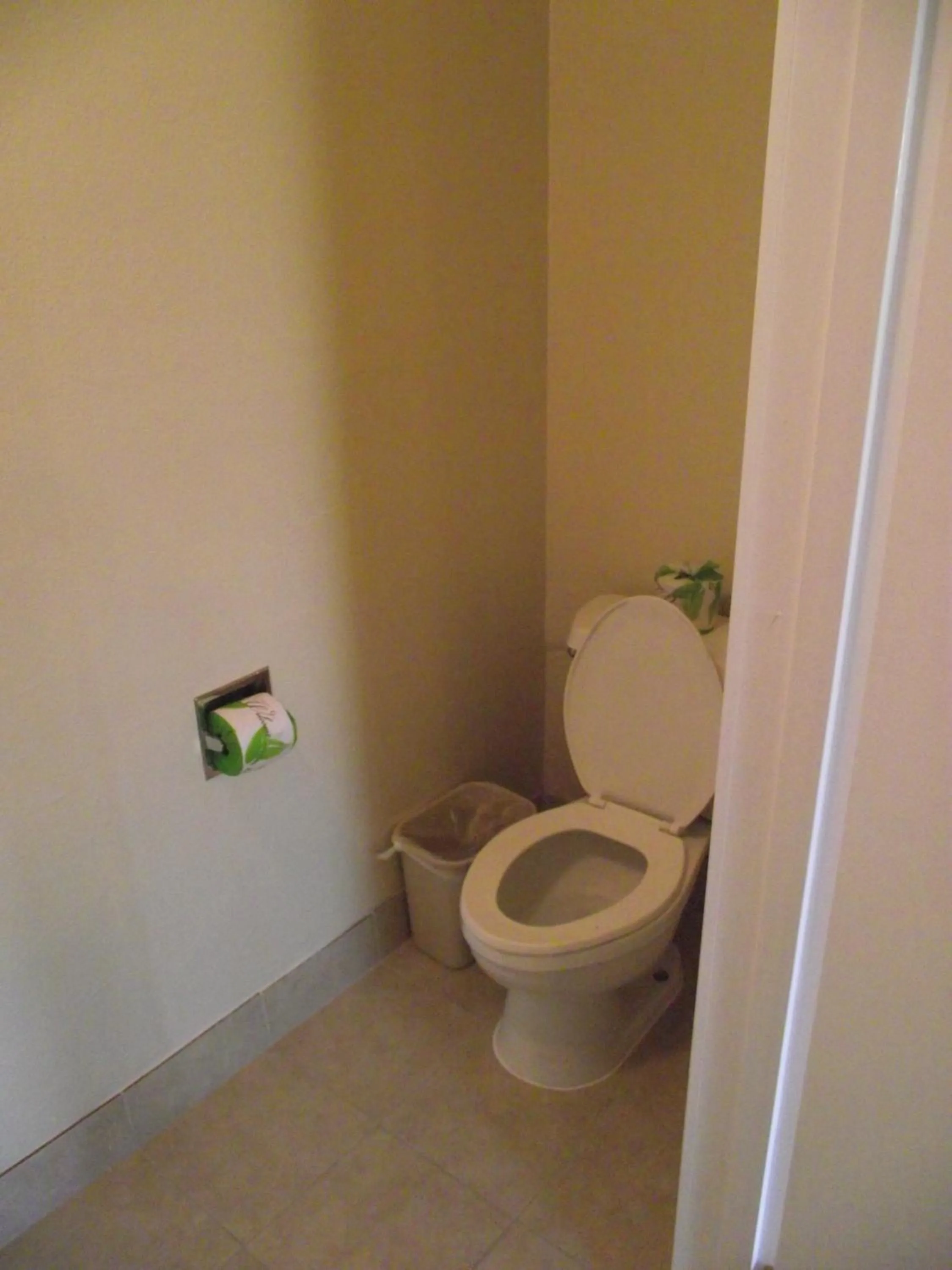 Queen Room with Private Bathroom - Non-Smoking in Sand Piper Motel - Los Angeles