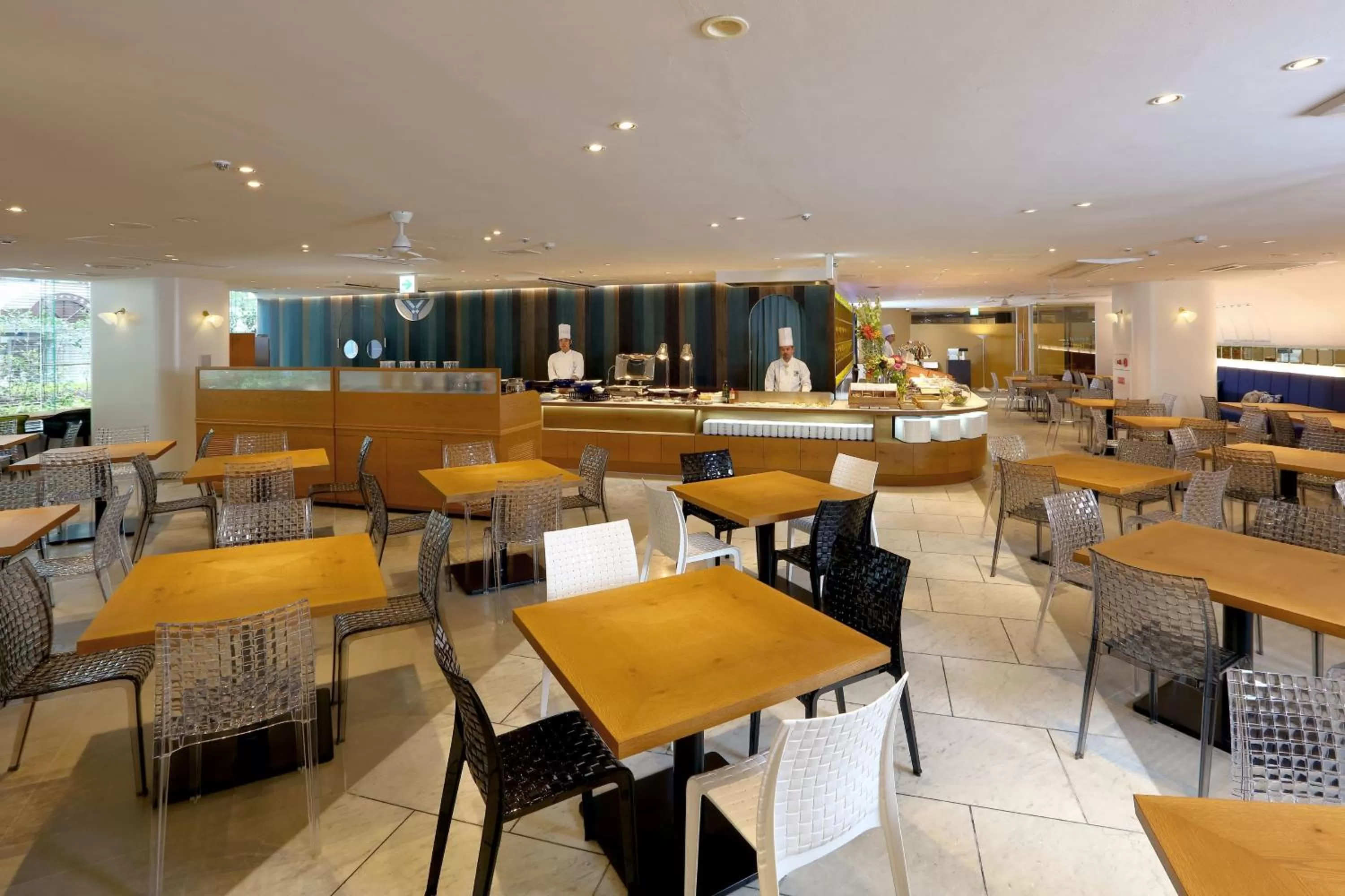 Restaurant/places to eat in Hotel Plaza Osaka