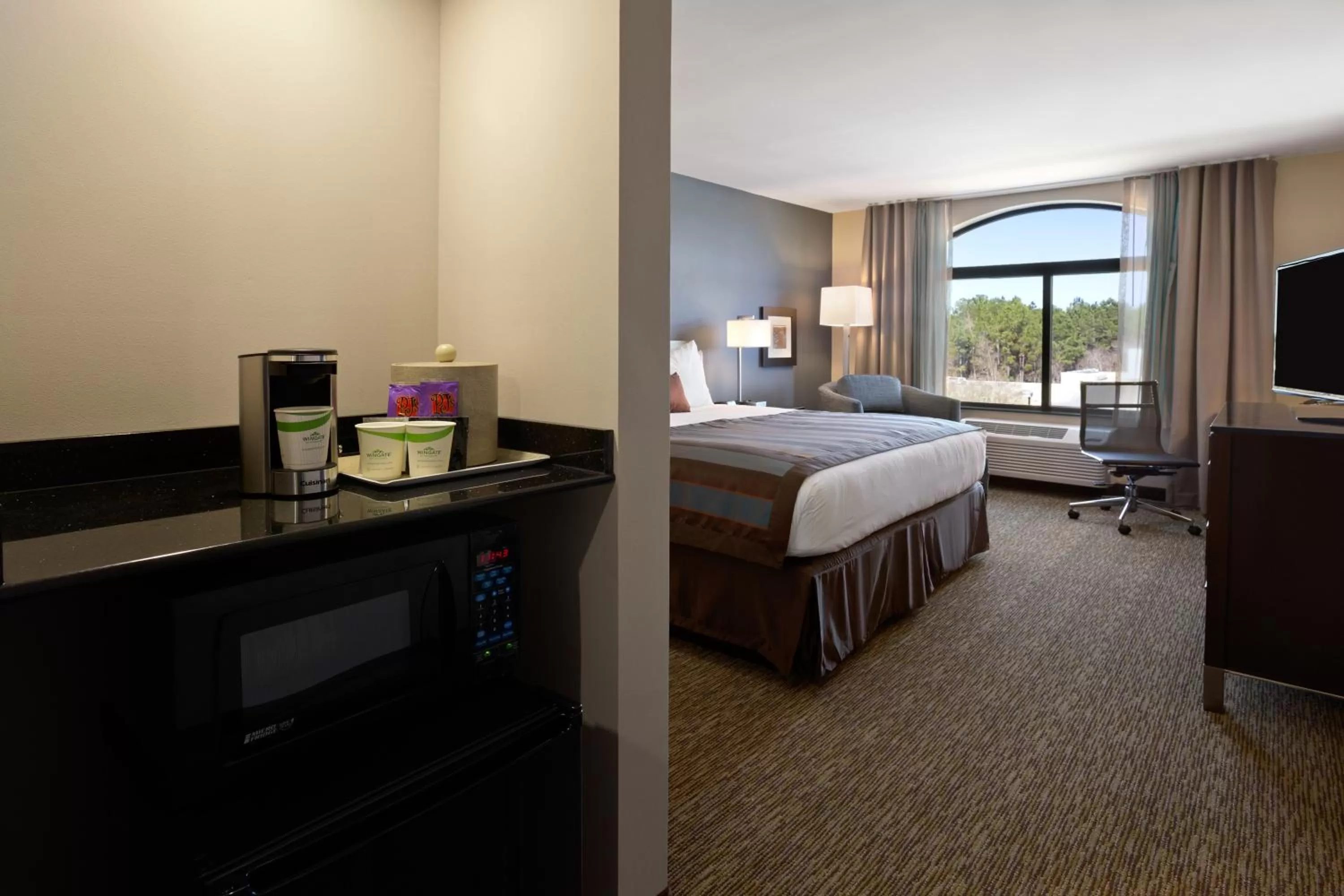 Photo of the whole room, Bed in Wingate Slidell New Orleans