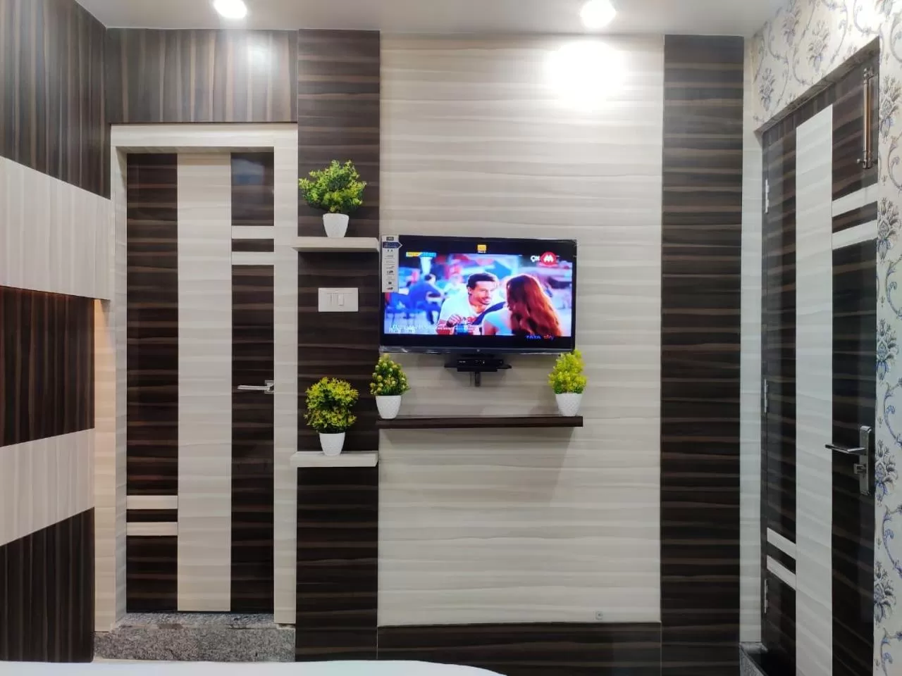 HOTEL CENTRAL SQUARE "A Couple Friendly Hotel"