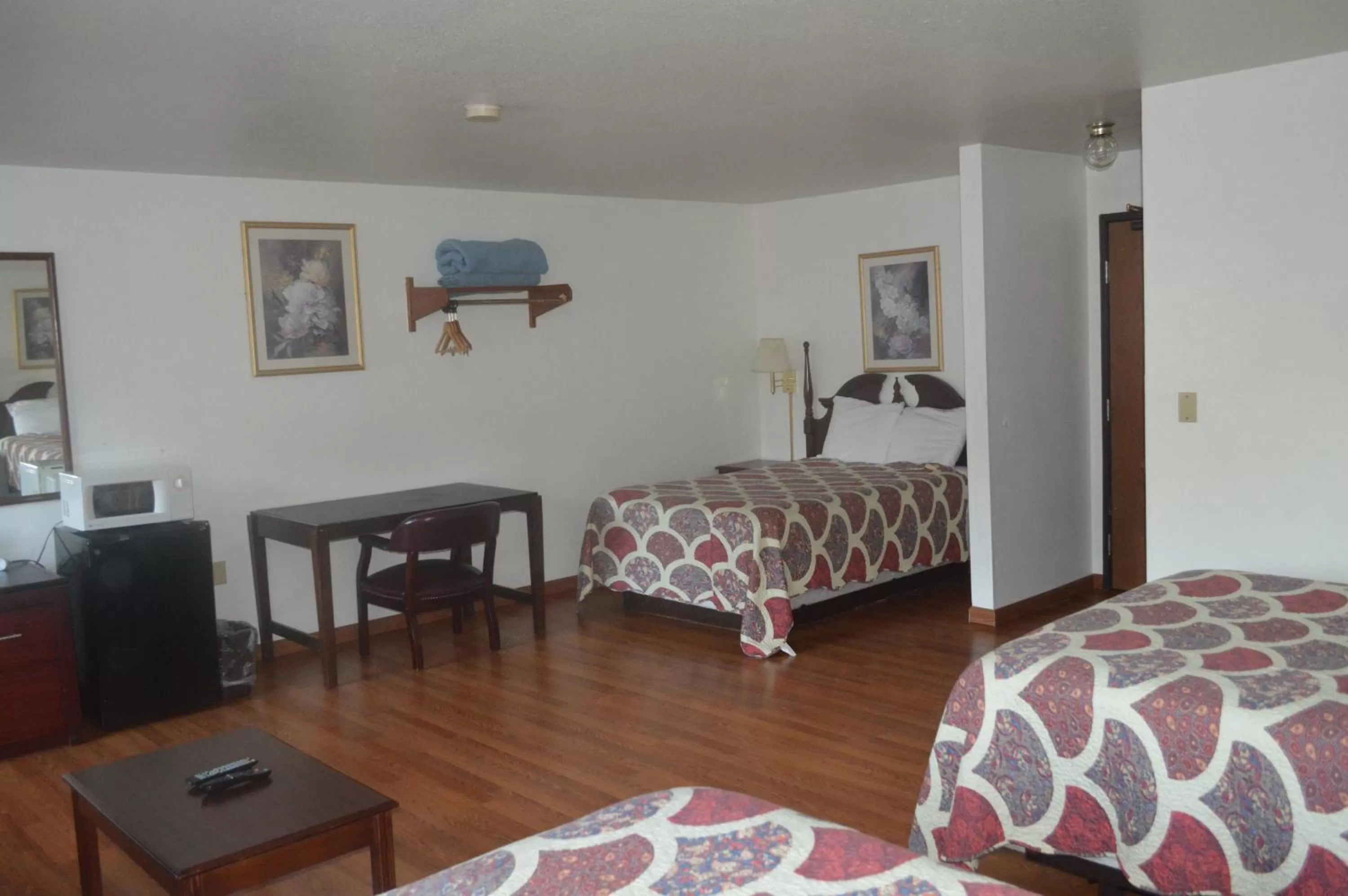 Photo of the whole room, Bed in American Elite Inn