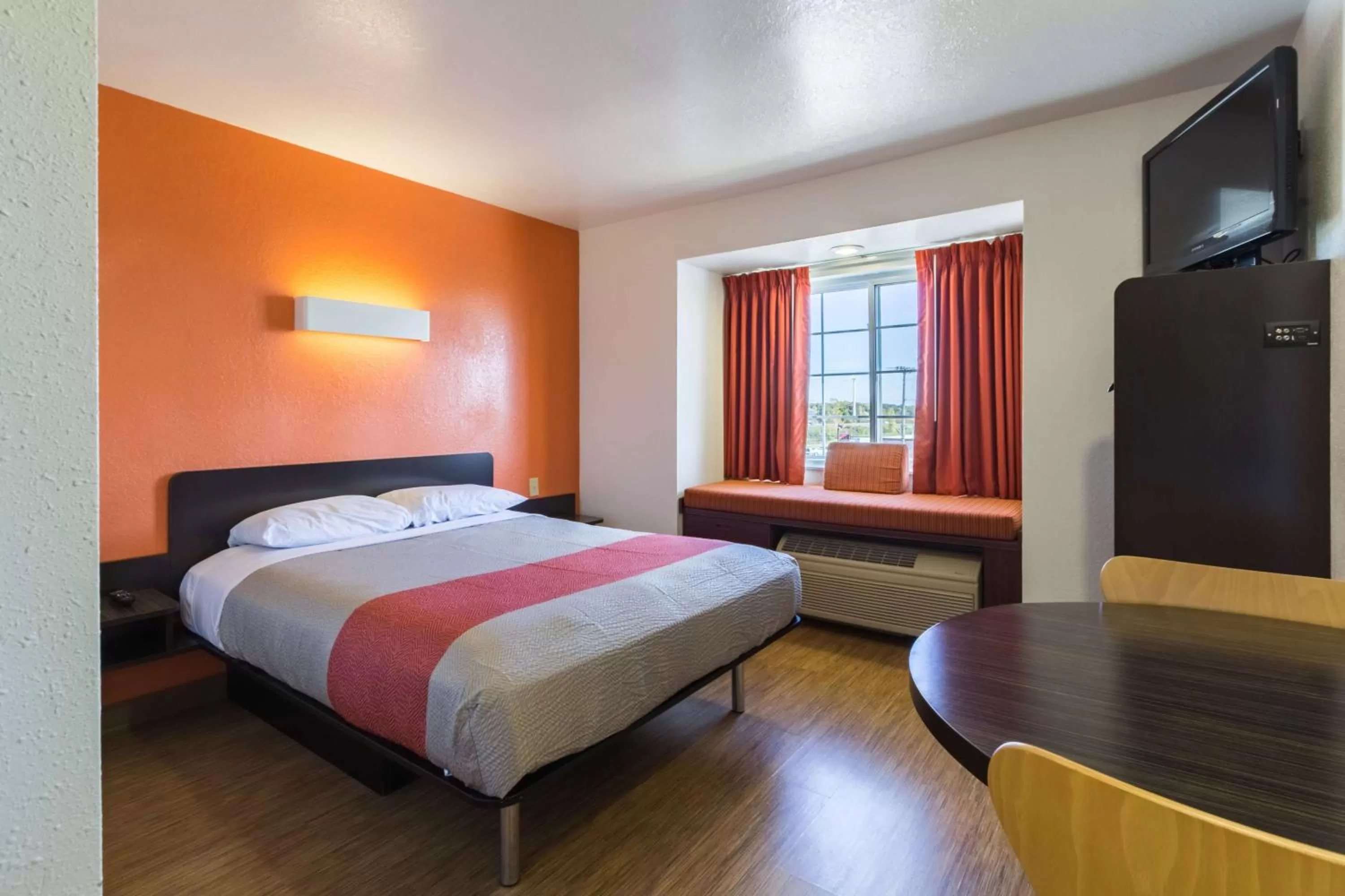 TV and multimedia, Bed in Motel 6-Huron, OH - Sandusky