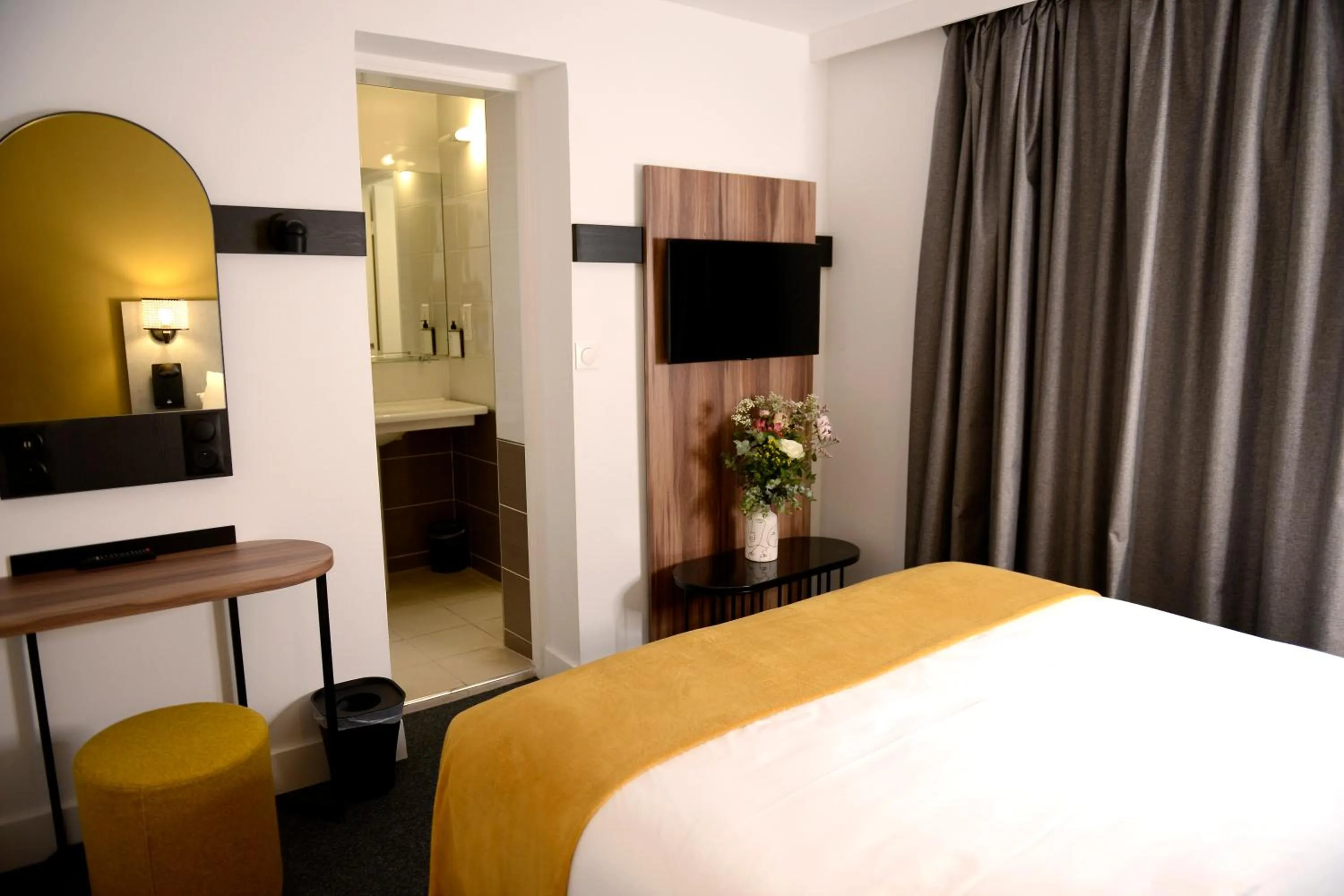 Shower, Bed in Hôtel Villa Berlioz