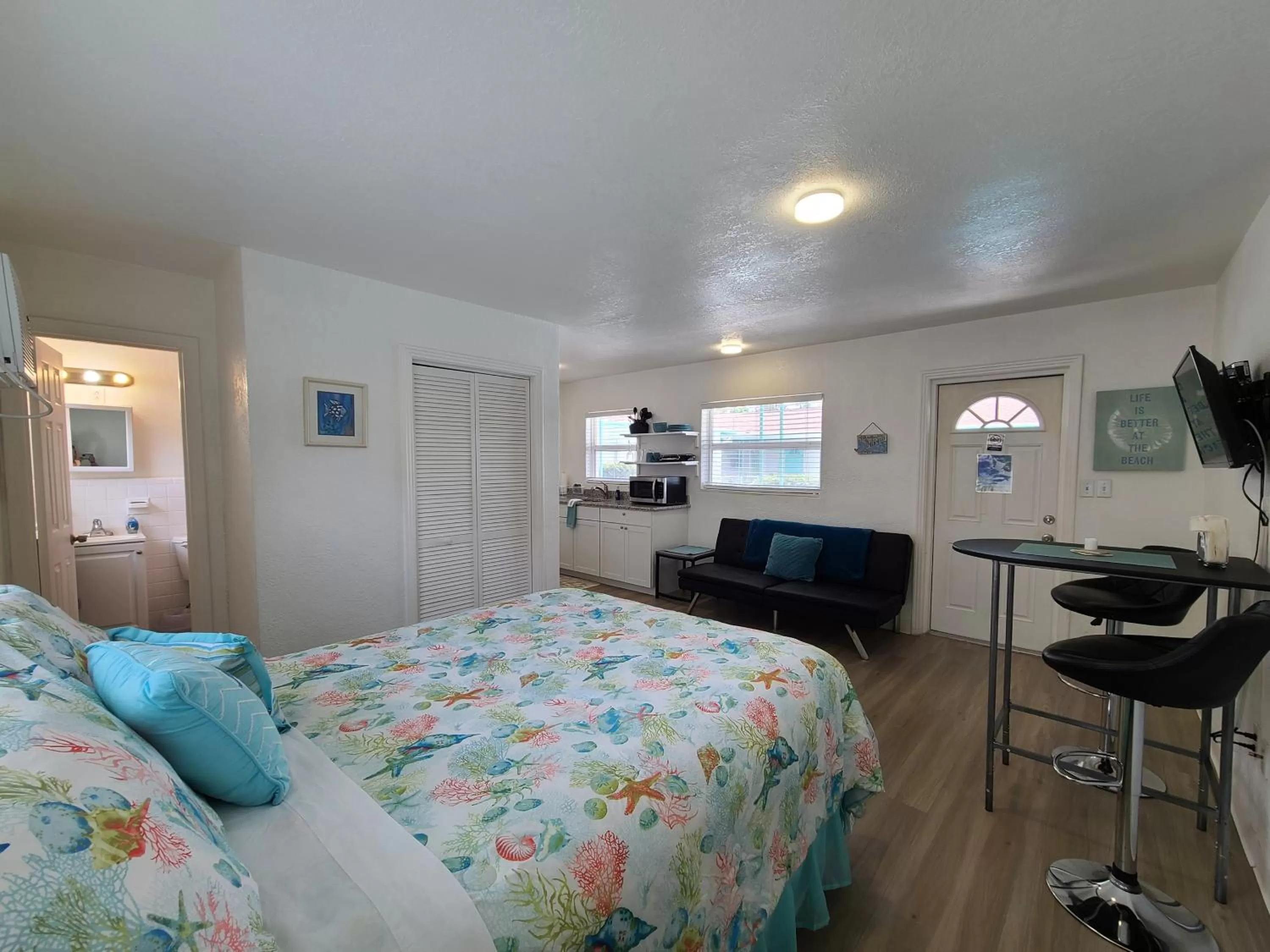 Photo of the whole room in Sun Island Motel