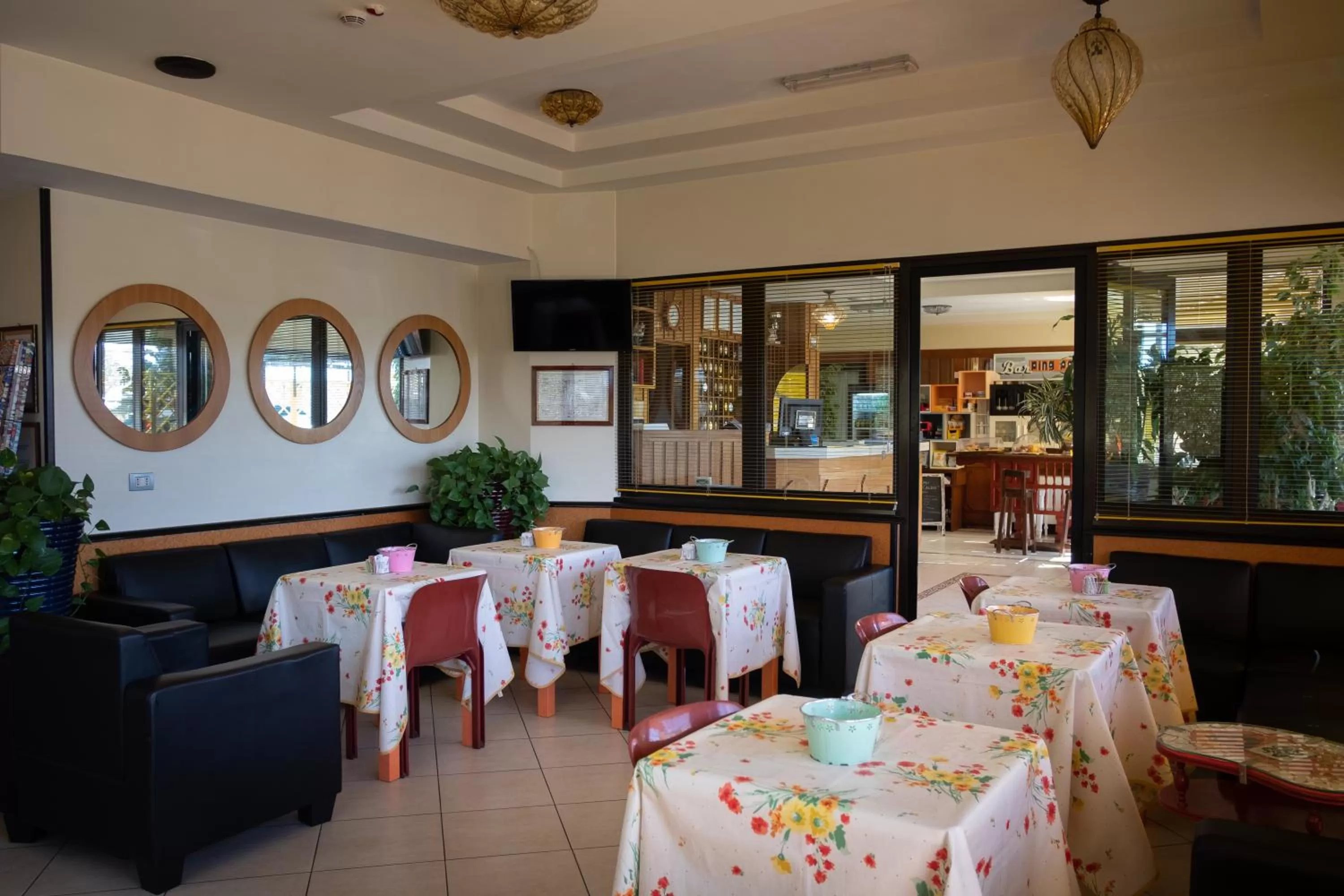 Restaurant/places to eat in Hotel Ping Pong