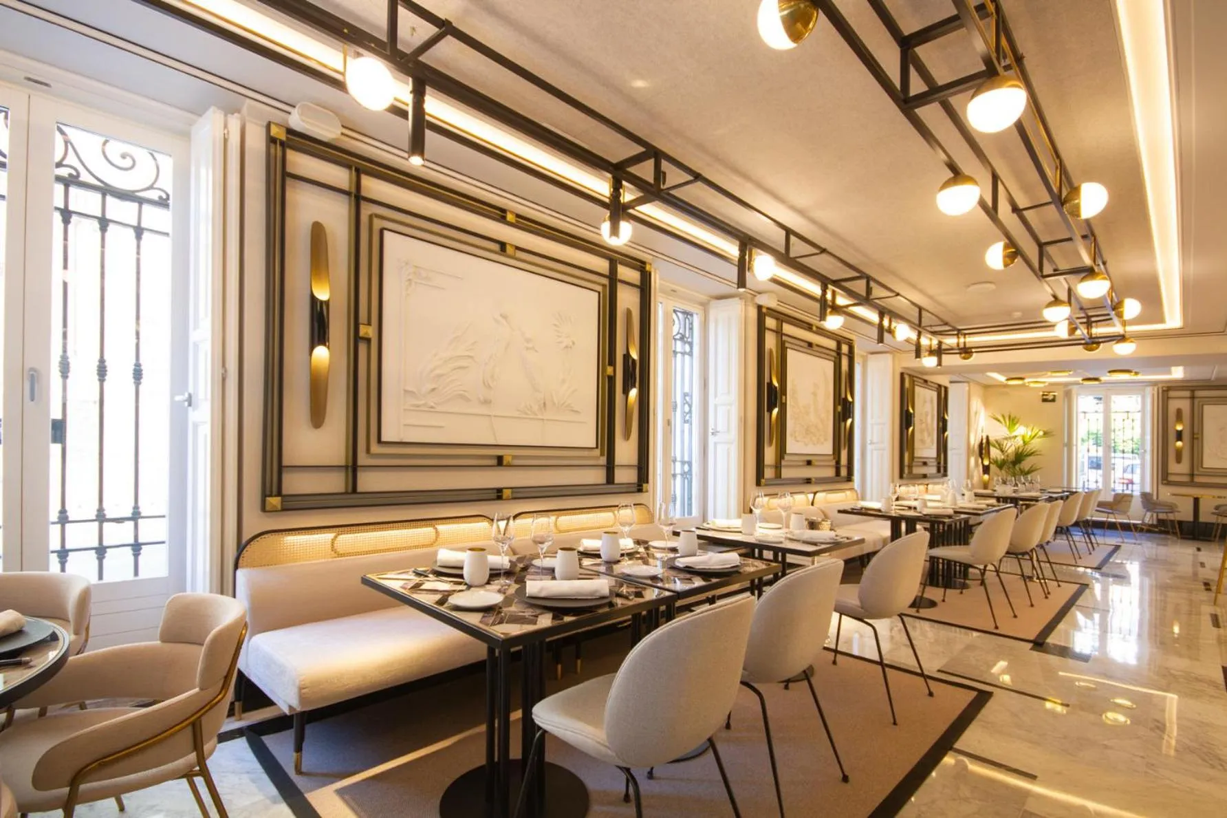 Restaurant/places to eat in MYR Palacio Vallier