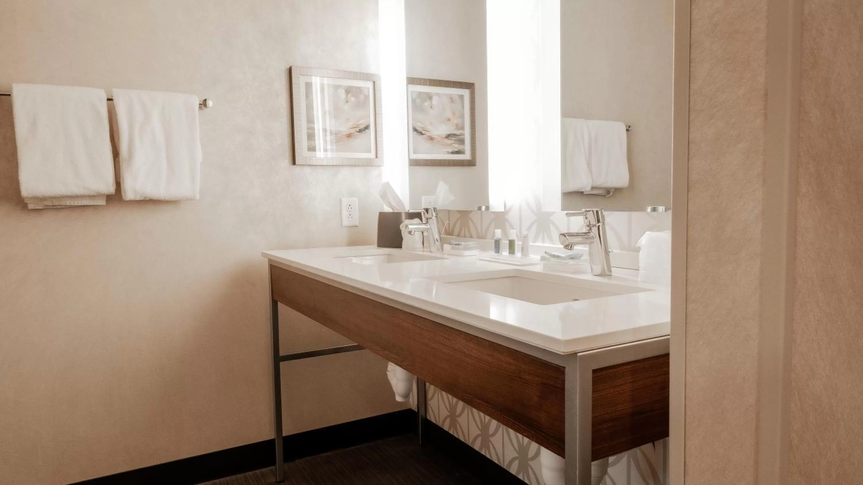 Holiday Inn & Suites Philadelphia W - Drexel Hill by IHG