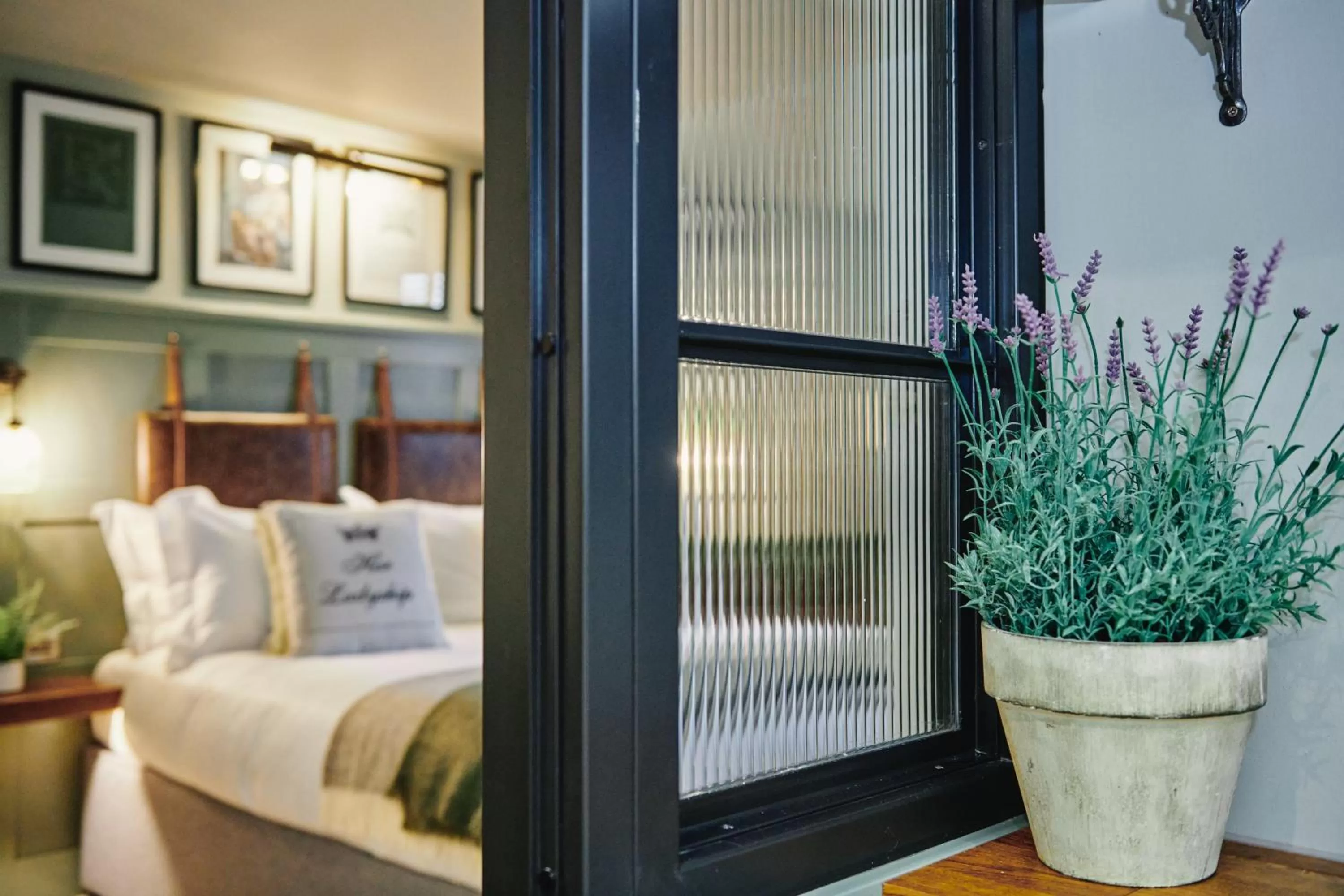 Bedroom, Bed in Kings Arms - Egham-Windsor