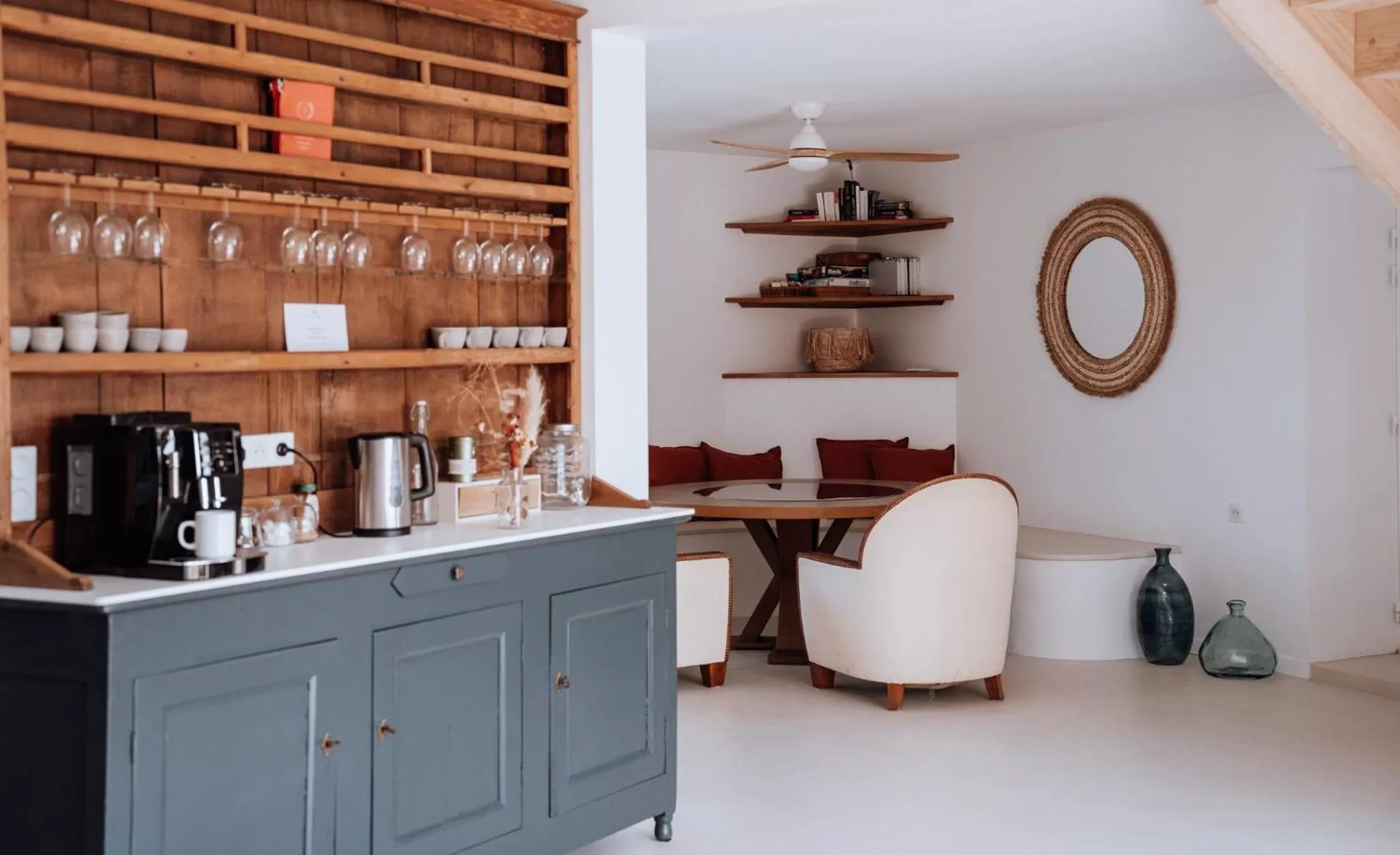 Communal lounge/ TV room, Kitchen/Kitchenette in Biarritz Surf Lodge Chambre d'hôtes