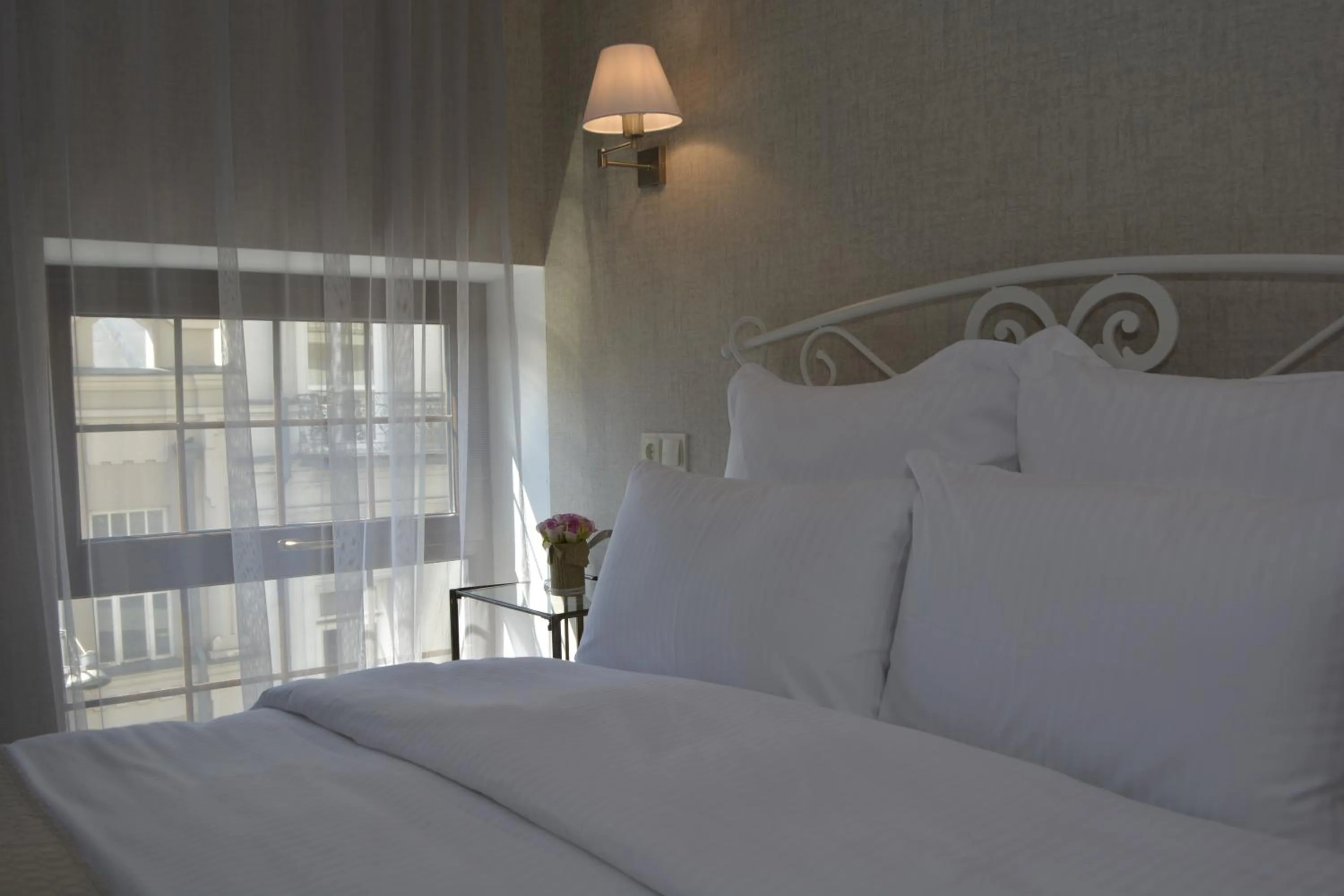 Bed in Redline Hotel