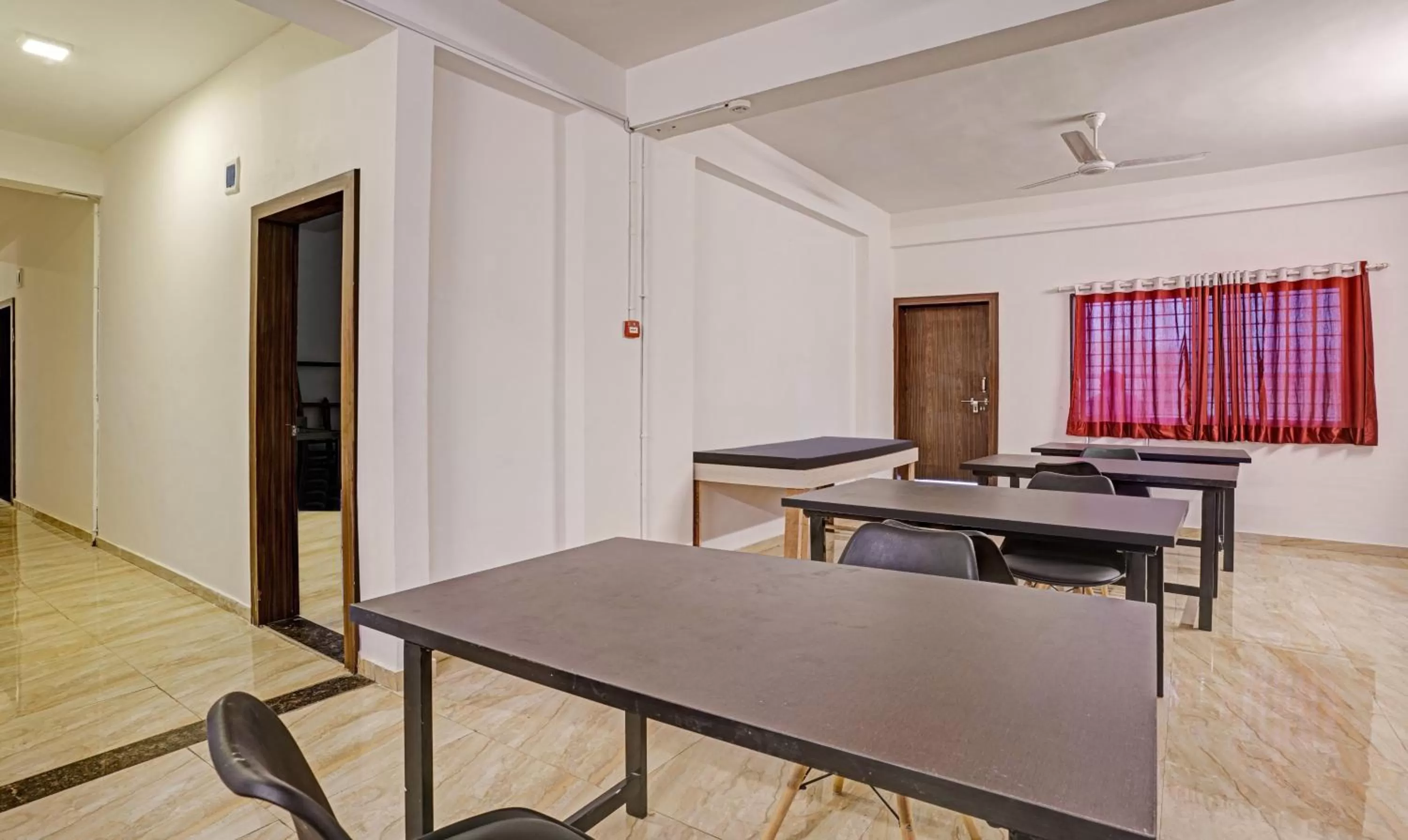 Dining area in Itsy Hotels Flowers Park