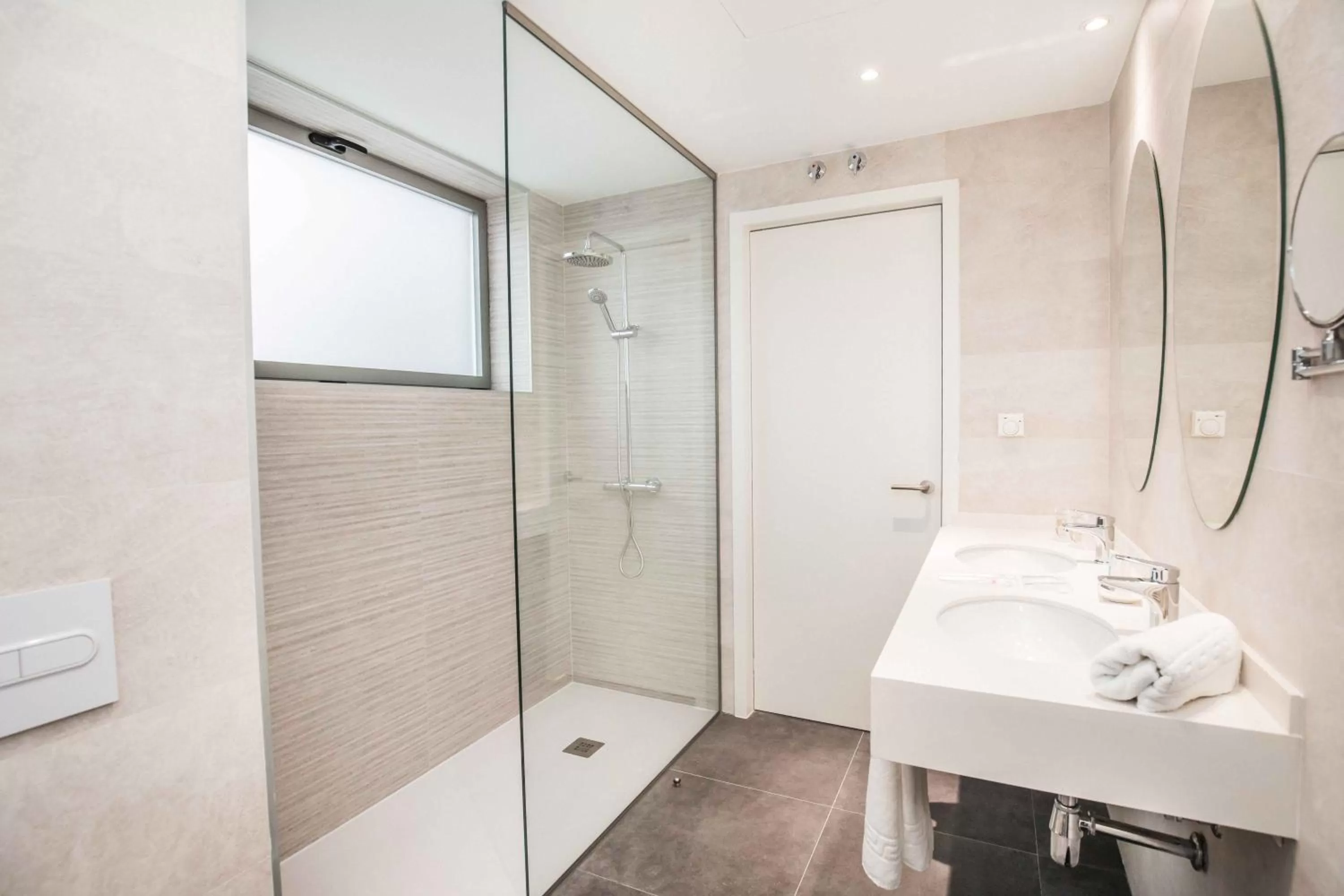 Shower in Hotel Ciudad De Ávila