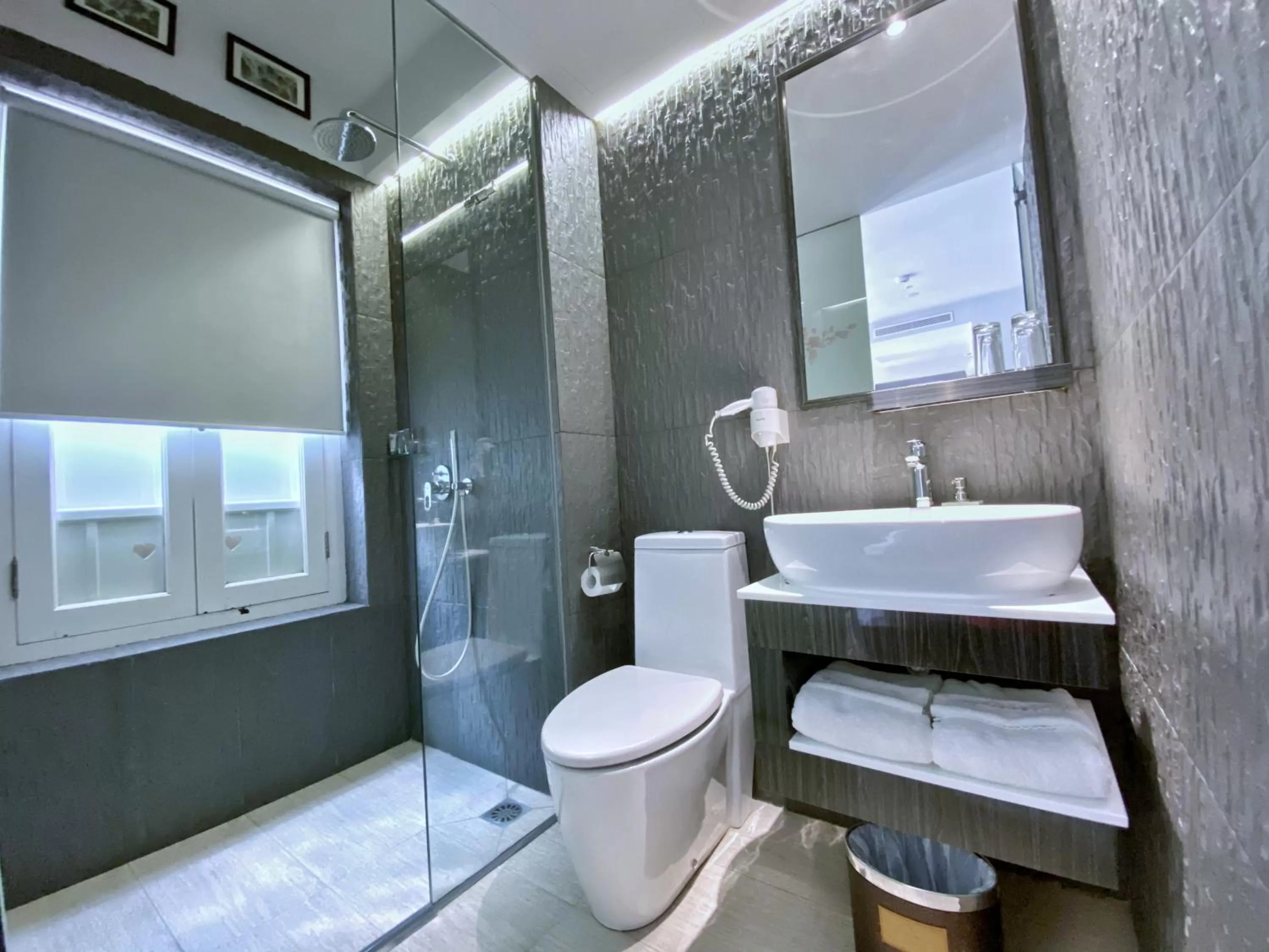 Bathroom in Bliss Hotel Singapore