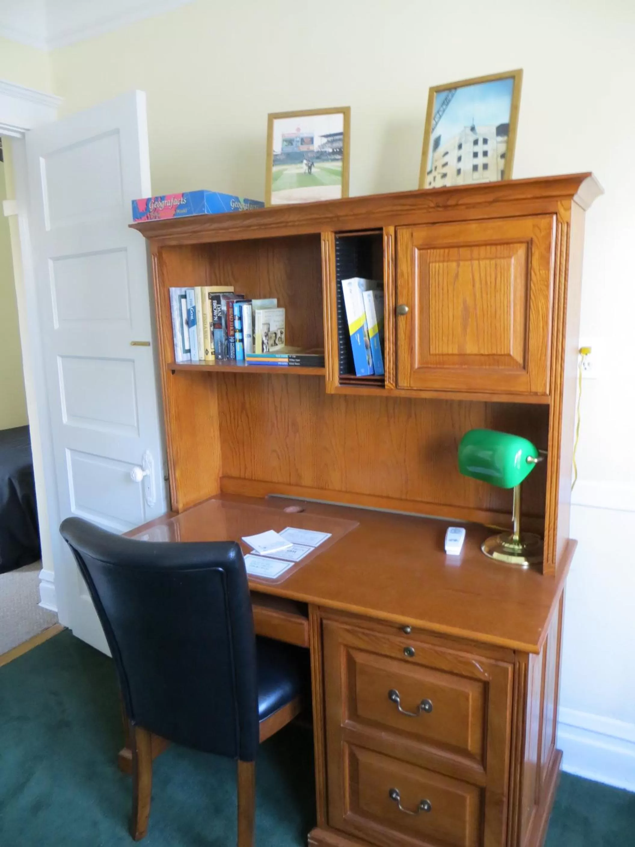 Seating area, TV/Entertainment Center in The Polo Inn Bridgeport U.S.A.