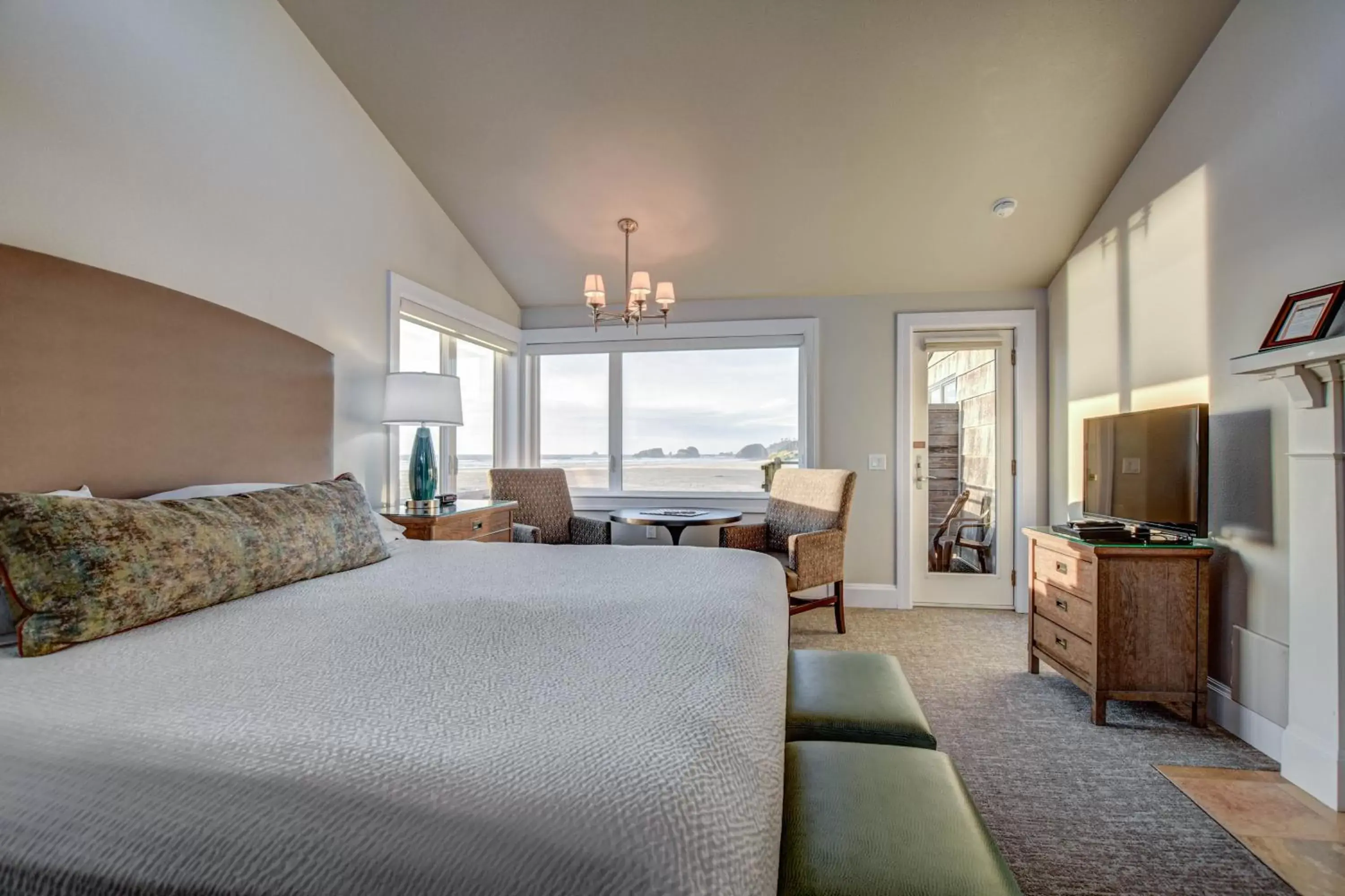 Flagship - Ocean Front King Studio in The Waves Flagship - Ocean Front King Studio in The Waves