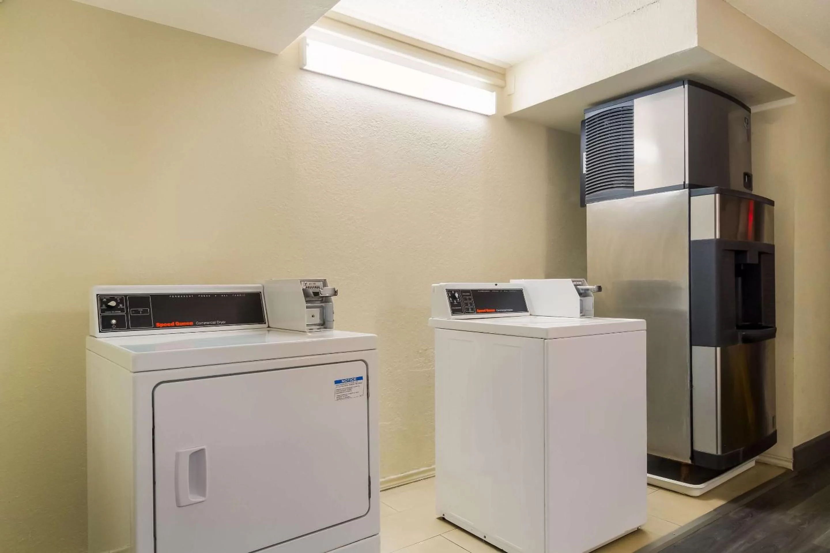 laundry in Clarion Pointe Lake Jackson - Clute
