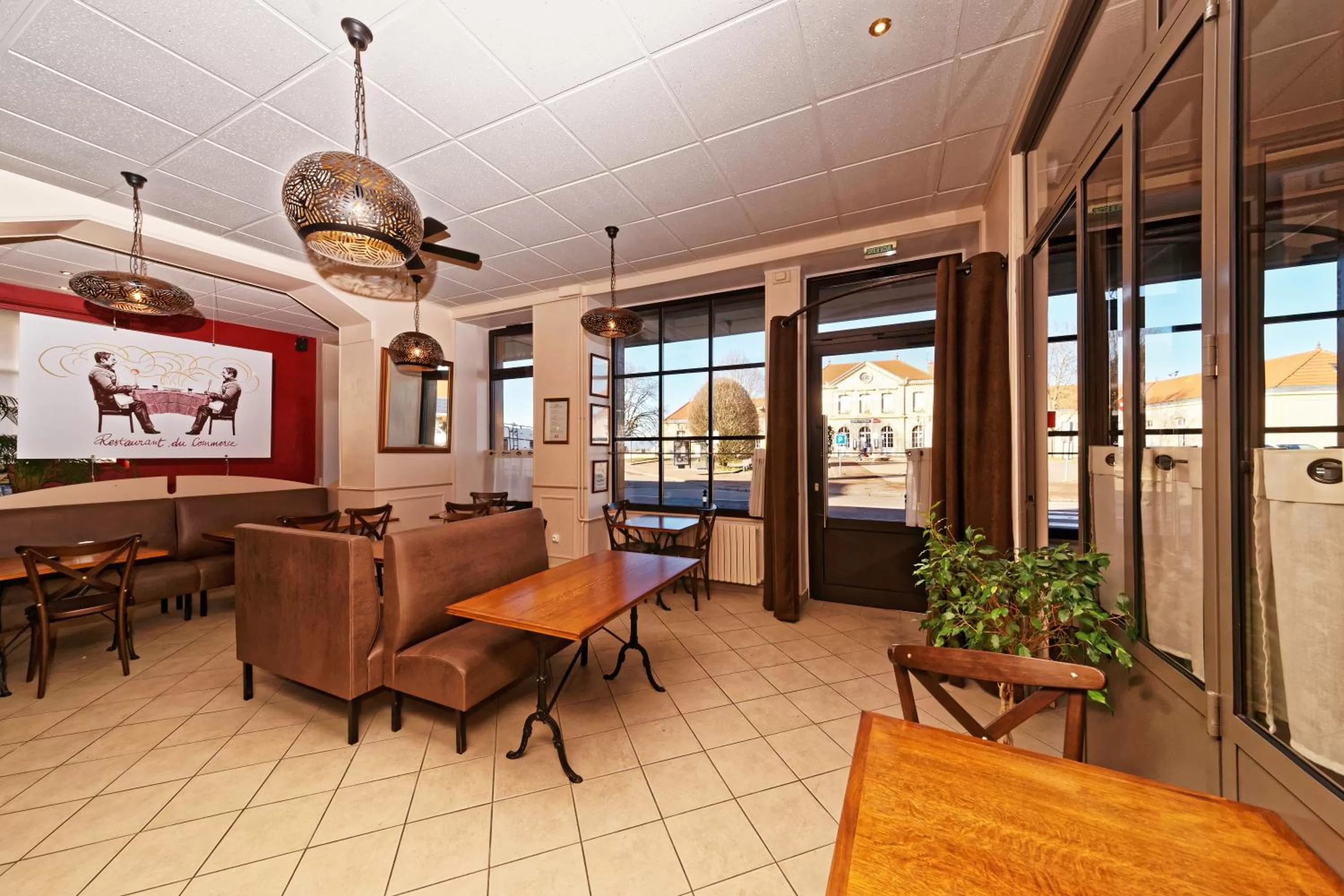 Lounge or bar in Contact Hôtel du Commerce et son restaurant Côte à Côte