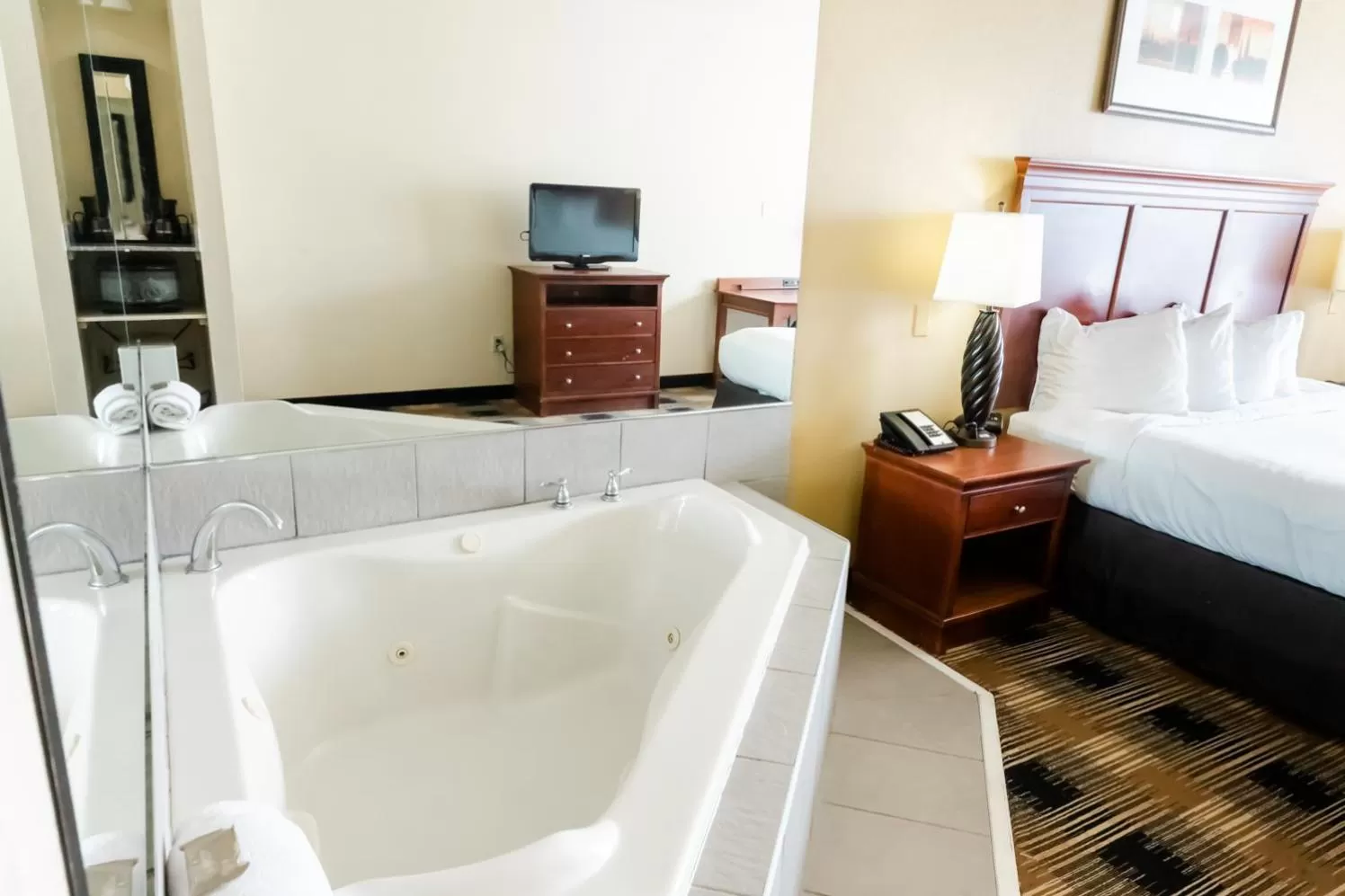 Bed in Country Inn & Suites by Radisson, Helen, GA