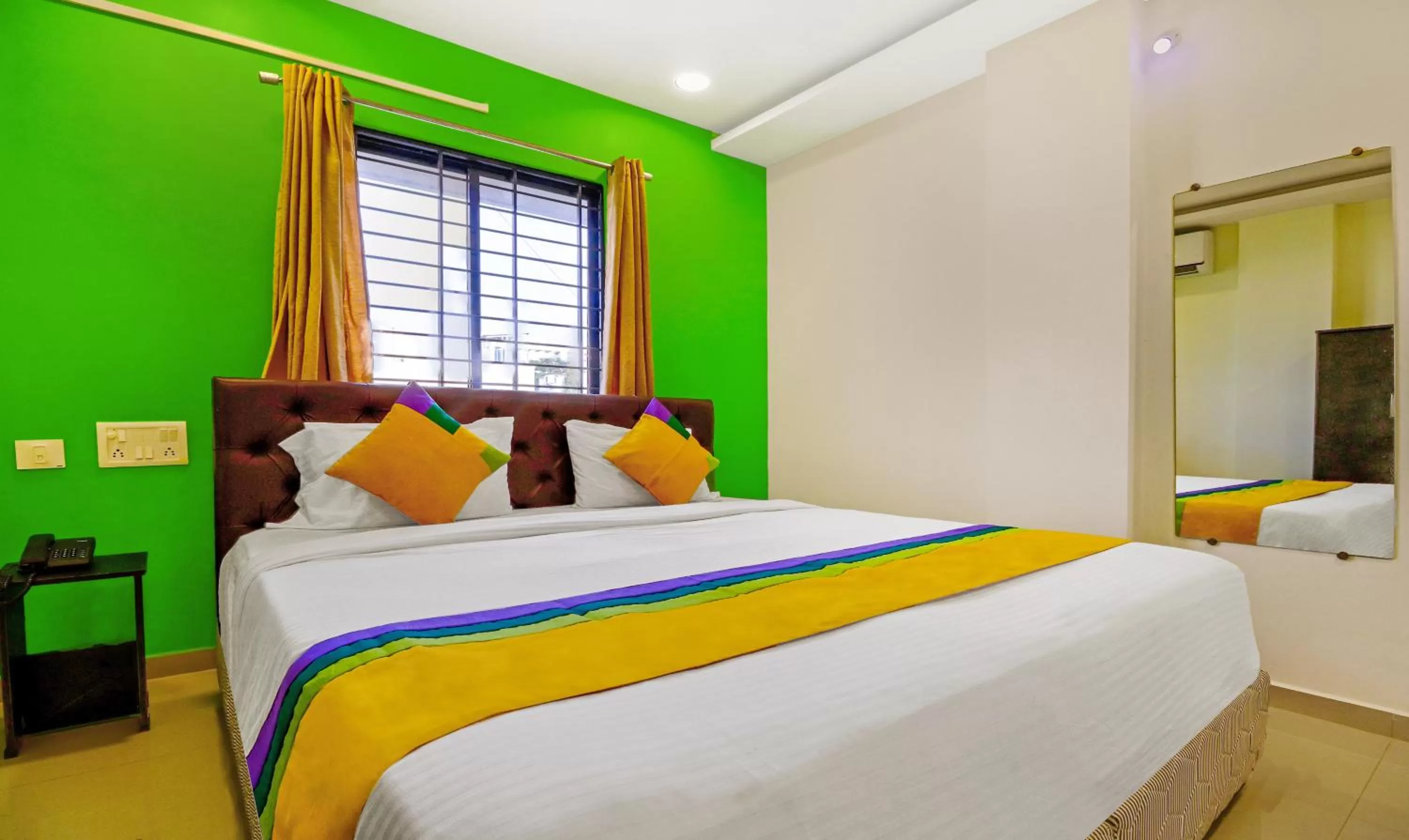 Bed in Itsy Hotels Carnival Inn