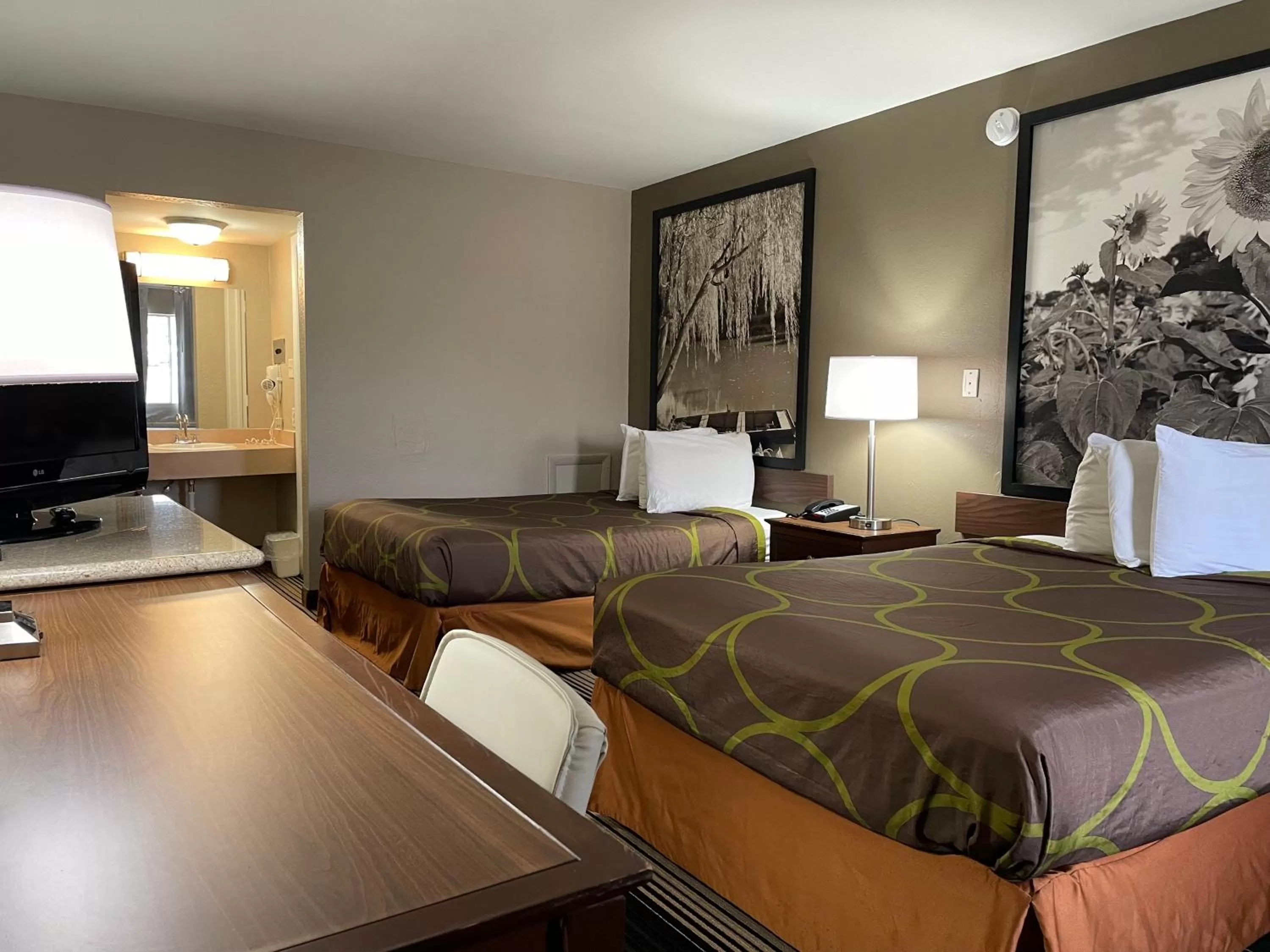 Bed in Deluxe Inn & Suites